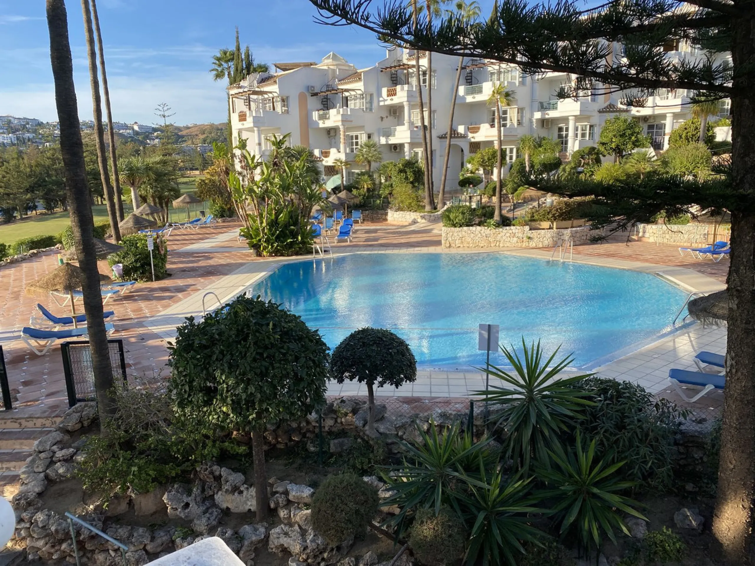 A WONDERFUL 3 BEDROOM APARTMENT OVERLOOKING THE FAIRWAYS OF LOS LARGOS GOLF COURSE IN THIS HIGHLY SOUGHT AFTER GATED URBANIZATION. A VERY RARE FIND.  OPEN TO AN OFFER
