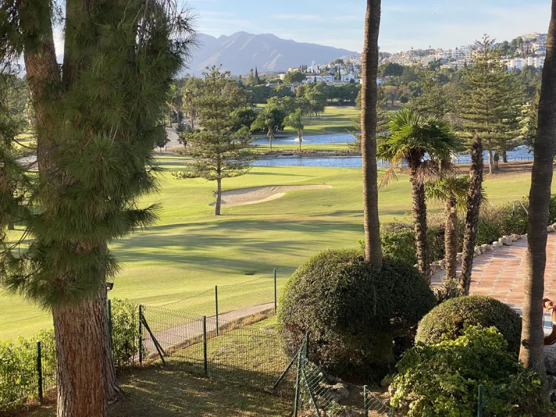 A WONDERFUL 3 BEDROOM APARTMENT OVERLOOKING THE FAIRWAYS OF LOS LARGOS GOLF COURSE IN THIS HIGHLY SOUGHT AFTER GATED URBANIZATION. A VERY RARE FIND.  OPEN TO AN OFFER