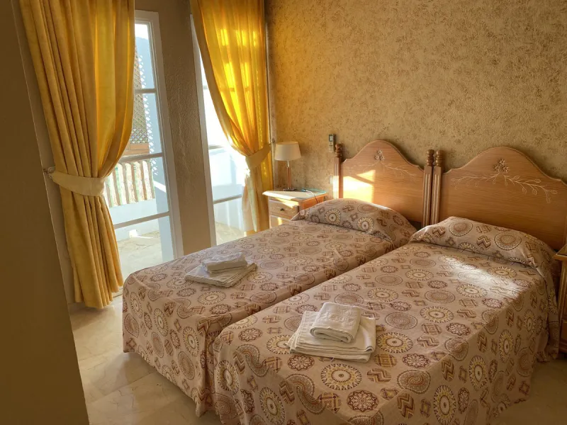 A WONDERFUL 3 BEDROOM APARTMENT OVERLOOKING THE FAIRWAYS OF LOS LARGOS GOLF COURSE IN THIS HIGHLY SOUGHT AFTER GATED URBANIZATION. A VERY RARE FIND.  OPEN TO AN OFFER
