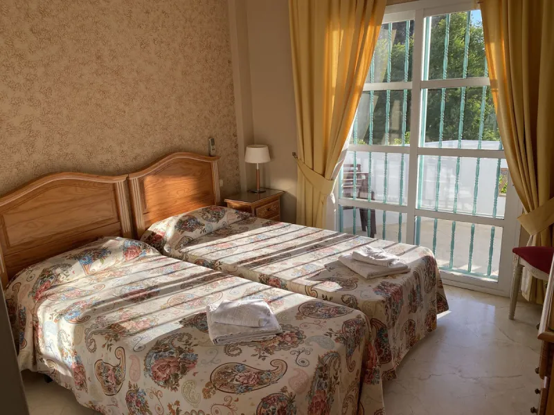 A WONDERFUL 3 BEDROOM APARTMENT OVERLOOKING THE FAIRWAYS OF LOS LARGOS GOLF COURSE IN THIS HIGHLY SOUGHT AFTER GATED URBANIZATION. A VERY RARE FIND.  OPEN TO AN OFFER