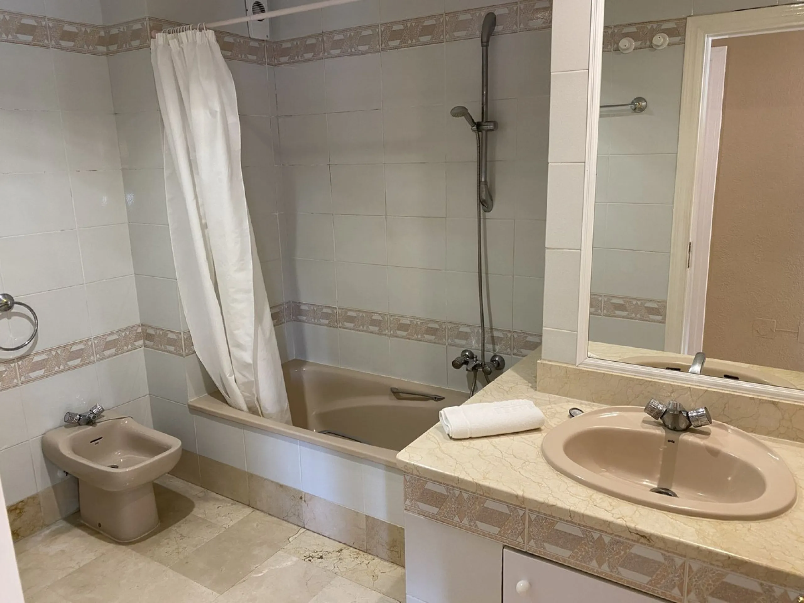 A WONDERFUL 3 BEDROOM APARTMENT OVERLOOKING THE FAIRWAYS OF LOS LARGOS GOLF COURSE IN THIS HIGHLY SOUGHT AFTER GATED URBANIZATION. A VERY RARE FIND.  OPEN TO AN OFFER