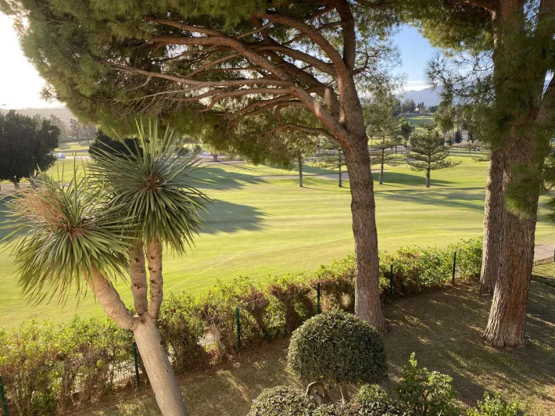 A WONDERFUL 3 BEDROOM APARTMENT OVERLOOKING THE FAIRWAYS OF LOS LARGOS GOLF COURSE IN THIS HIGHLY SOUGHT AFTER GATED URBANIZATION. A VERY RARE FIND.  OPEN TO AN OFFER