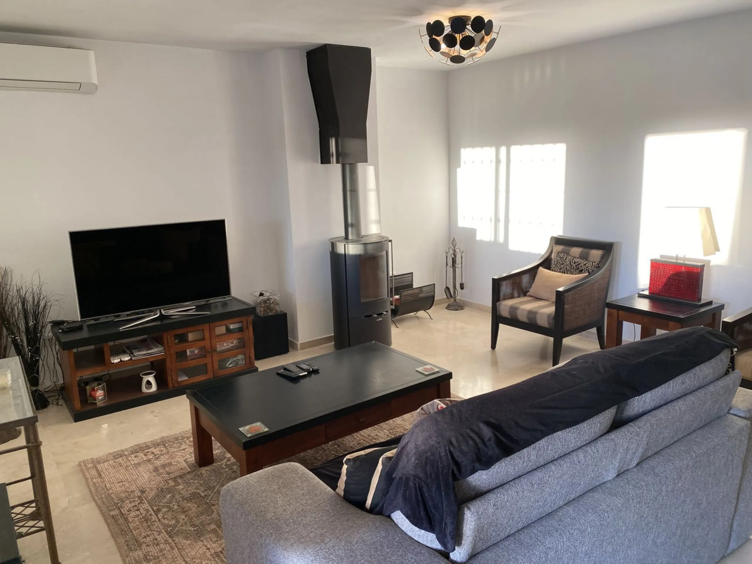 FIRST TIME ON THE MARKET FOR MANY YEARS. A FABULOUS OPPORTUNITY TO ACQUIRE A SPACIOUS, VERY WELL PRESENTED, GROUND FLOOR APARTMENT IN WHAT IS WIDELY CONSIDERED TO BE ONE OF THE BEST URBANIZATIONS IN MIJAS