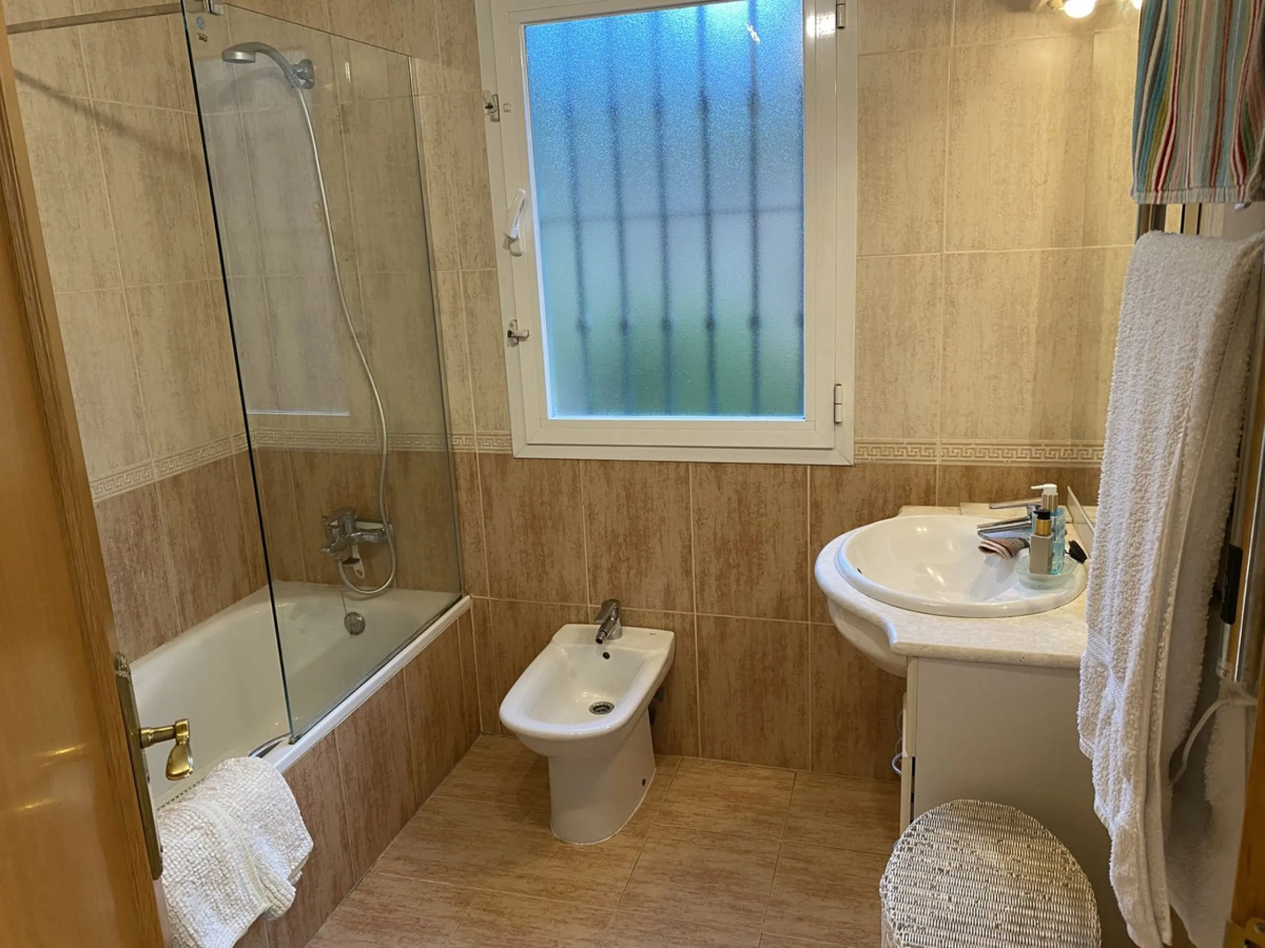 FIRST TIME ON THE MARKET FOR MANY YEARS. A FABULOUS OPPORTUNITY TO ACQUIRE A SPACIOUS, VERY WELL PRESENTED, GROUND FLOOR APARTMENT IN WHAT IS WIDELY CONSIDERED TO BE ONE OF THE BEST URBANIZATIONS IN MIJAS