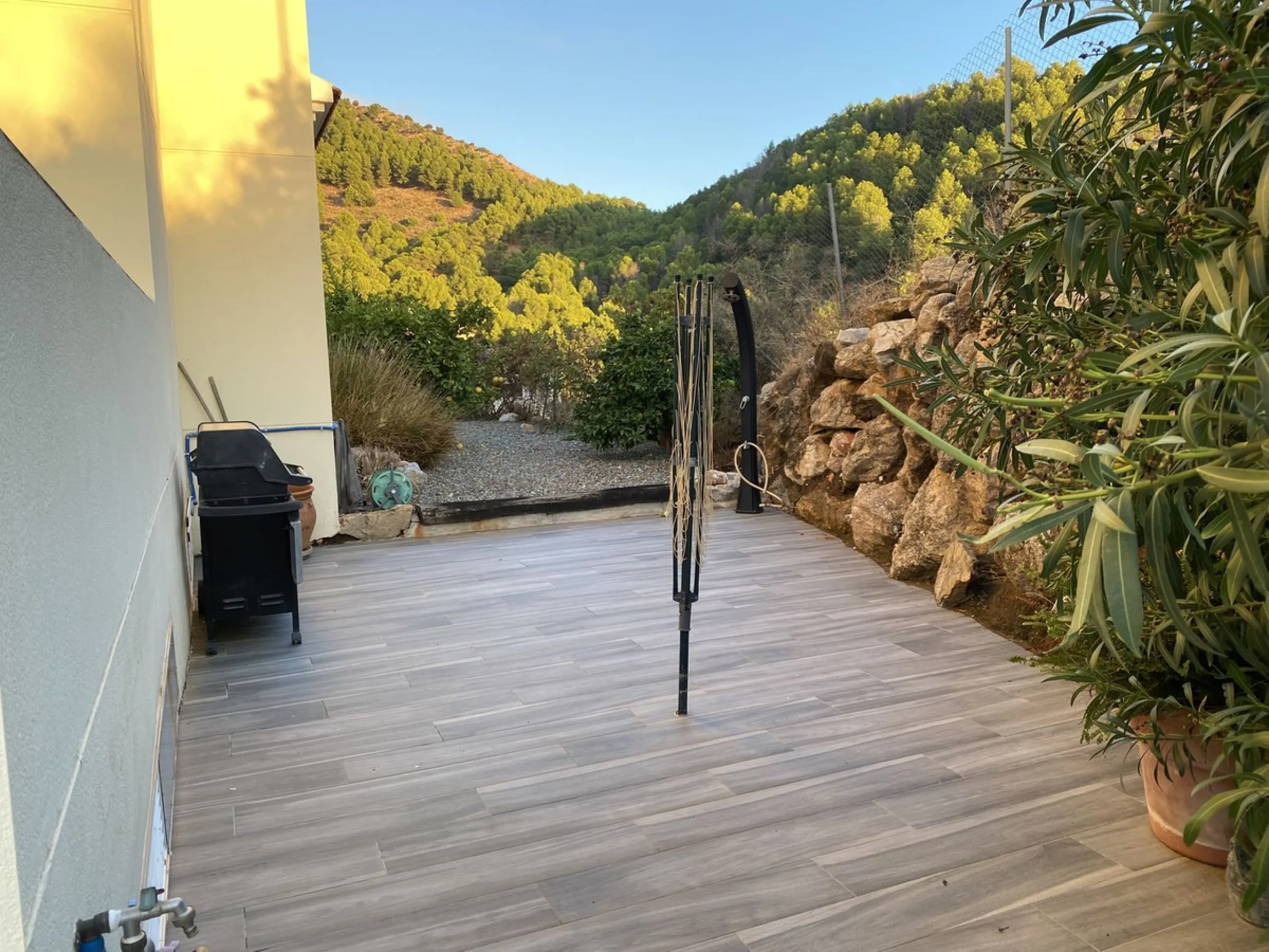 FIRST TIME ON THE MARKET FOR MANY YEARS. A FABULOUS OPPORTUNITY TO ACQUIRE A SPACIOUS, VERY WELL PRESENTED, GROUND FLOOR APARTMENT IN WHAT IS WIDELY CONSIDERED TO BE ONE OF THE BEST URBANIZATIONS IN MIJAS