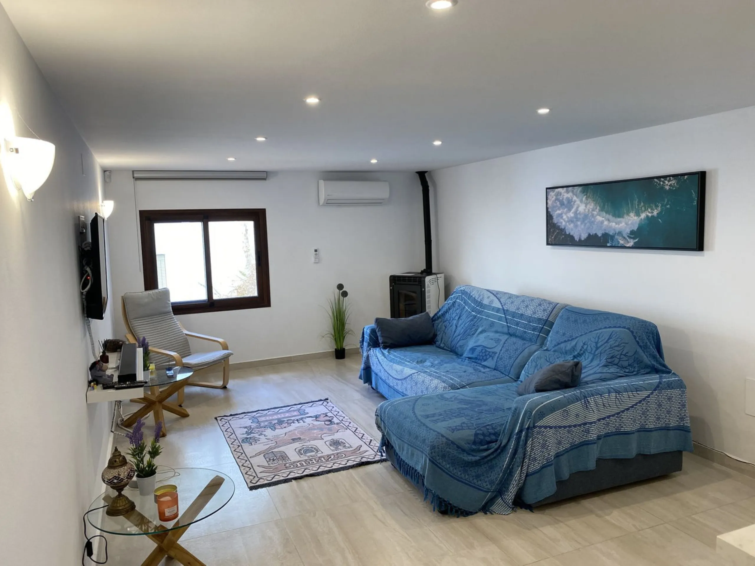 RARE OPPORTUNITY TO ACQUIRE A SUPERBLY RENOVATED TOWNHOUSE IN THE CENTRE OF THE HISTORIC WHITE WASHED VILLAGE OF MIJAS, BOASTING PANORAMIC SEA VIEWS FROM THE EXPANSIVE ROOF SOLARIUM.