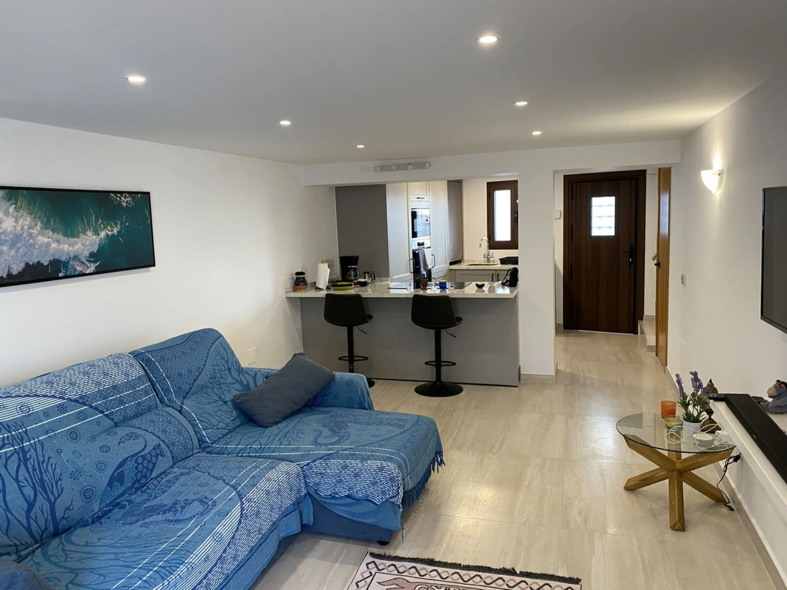 RARE OPPORTUNITY TO ACQUIRE A SUPERBLY RENOVATED TOWNHOUSE IN THE CENTRE OF THE HISTORIC WHITE WASHED VILLAGE OF MIJAS, BOASTING PANORAMIC SEA VIEWS FROM THE EXPANSIVE ROOF SOLARIUM.