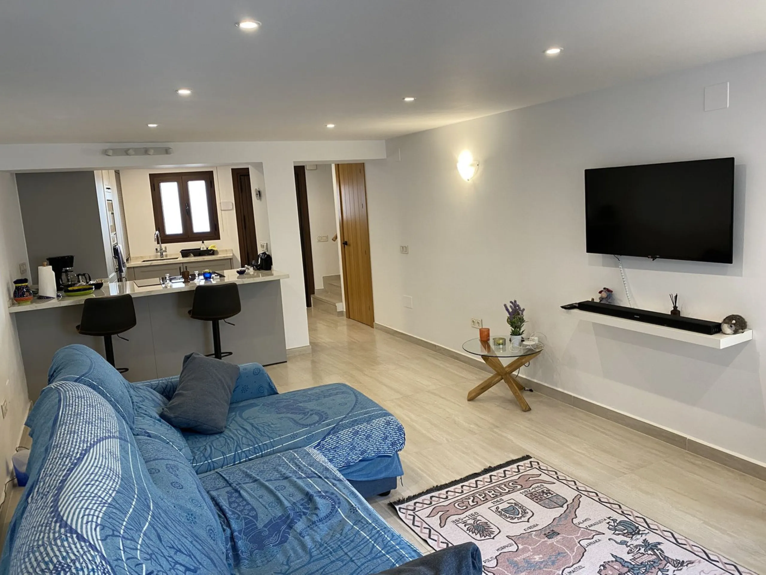 RARE OPPORTUNITY TO ACQUIRE A SUPERBLY RENOVATED TOWNHOUSE IN THE CENTRE OF THE HISTORIC WHITE WASHED VILLAGE OF MIJAS, BOASTING PANORAMIC SEA VIEWS FROM THE EXPANSIVE ROOF SOLARIUM.