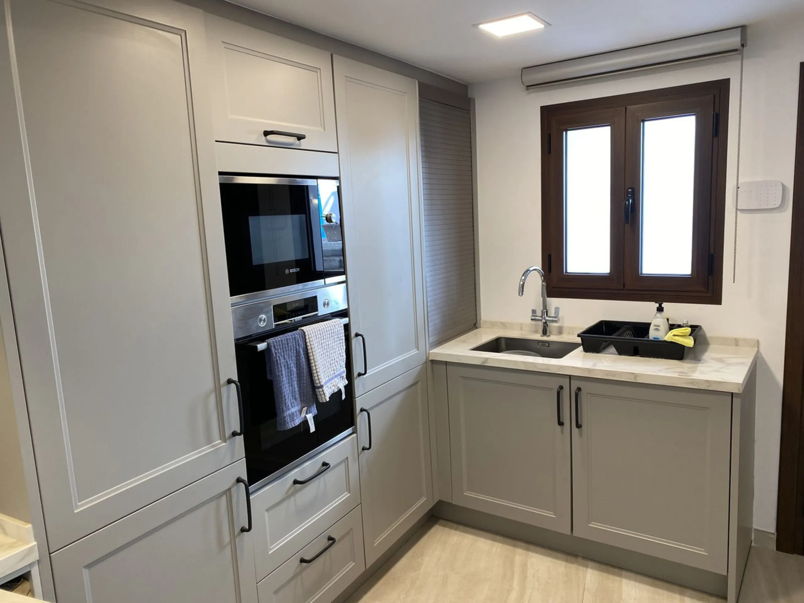 RARE OPPORTUNITY TO ACQUIRE A SUPERBLY RENOVATED TOWNHOUSE IN THE CENTRE OF THE HISTORIC WHITE WASHED VILLAGE OF MIJAS, BOASTING PANORAMIC SEA VIEWS FROM THE EXPANSIVE ROOF SOLARIUM.