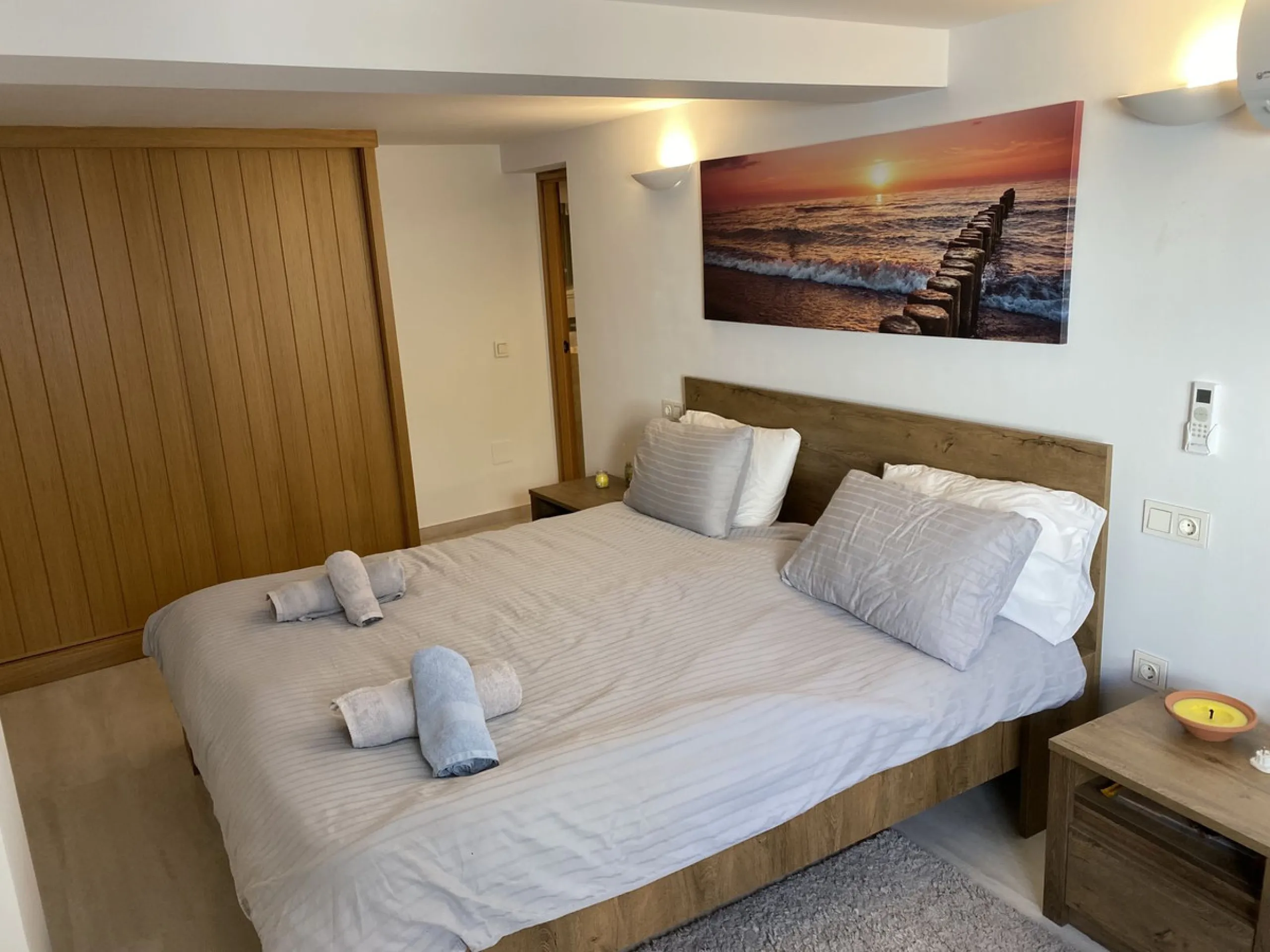 RARE OPPORTUNITY TO ACQUIRE A SUPERBLY RENOVATED TOWNHOUSE IN THE CENTRE OF THE HISTORIC WHITE WASHED VILLAGE OF MIJAS, BOASTING PANORAMIC SEA VIEWS FROM THE EXPANSIVE ROOF SOLARIUM.