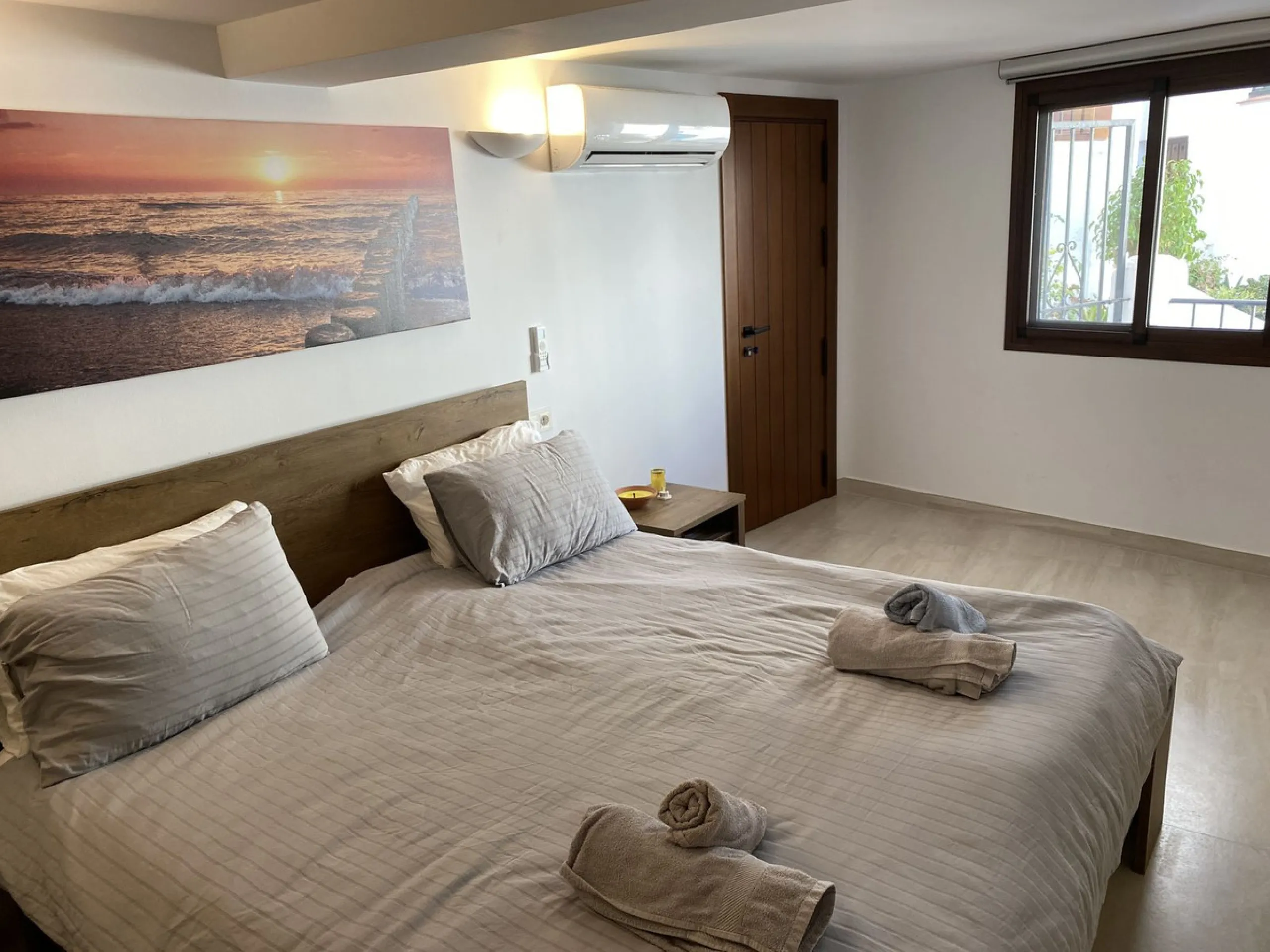 RARE OPPORTUNITY TO ACQUIRE A SUPERBLY RENOVATED TOWNHOUSE IN THE CENTRE OF THE HISTORIC WHITE WASHED VILLAGE OF MIJAS, BOASTING PANORAMIC SEA VIEWS FROM THE EXPANSIVE ROOF SOLARIUM.