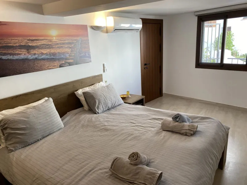 RARE OPPORTUNITY TO ACQUIRE A SUPERBLY RENOVATED TOWNHOUSE IN THE CENTRE OF THE HISTORIC WHITE WASHED VILLAGE OF MIJAS, BOASTING PANORAMIC SEA VIEWS FROM THE EXPANSIVE ROOF SOLARIUM.