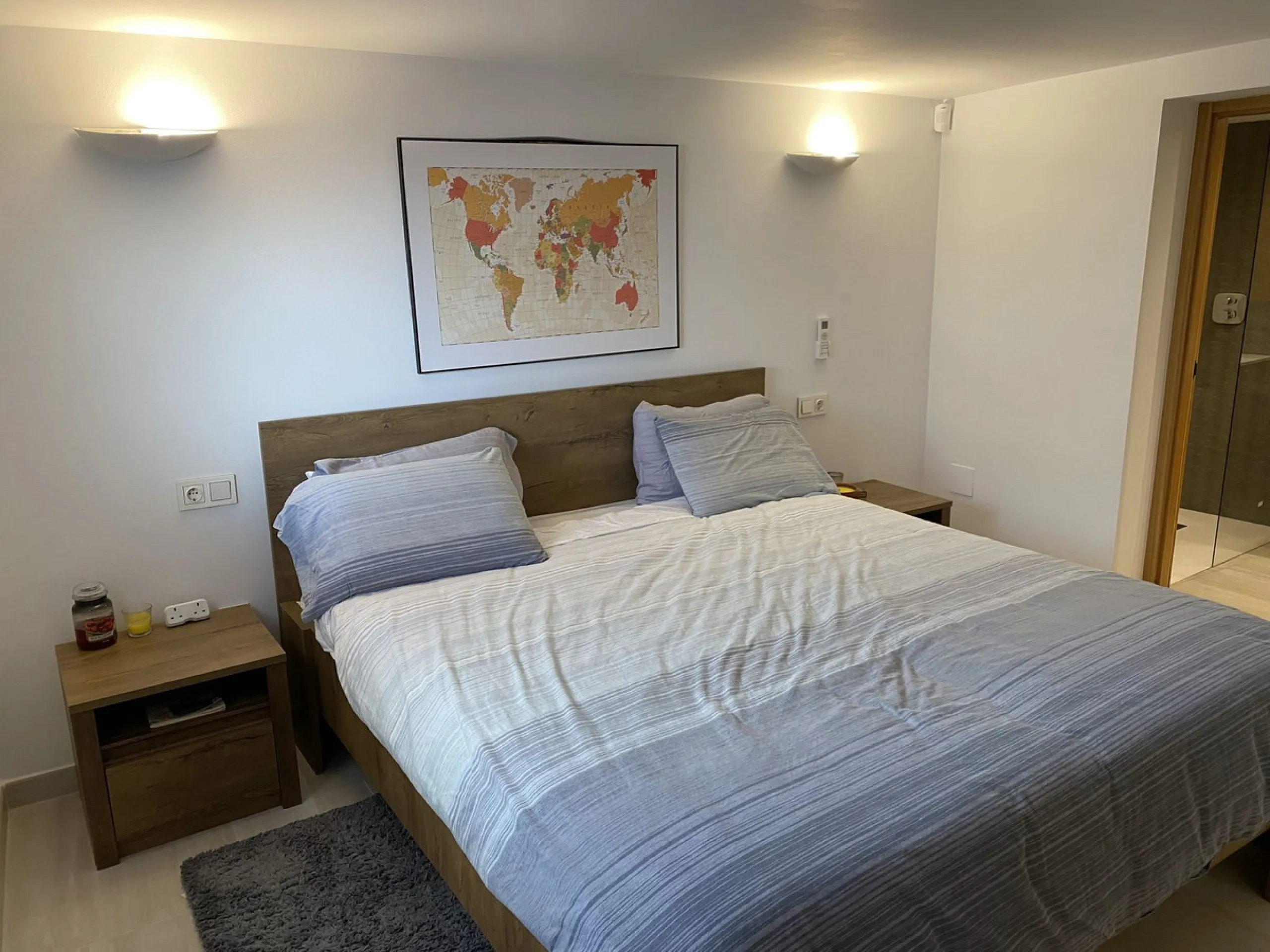 RARE OPPORTUNITY TO ACQUIRE A SUPERBLY RENOVATED TOWNHOUSE IN THE CENTRE OF THE HISTORIC WHITE WASHED VILLAGE OF MIJAS, BOASTING PANORAMIC SEA VIEWS FROM THE EXPANSIVE ROOF SOLARIUM.