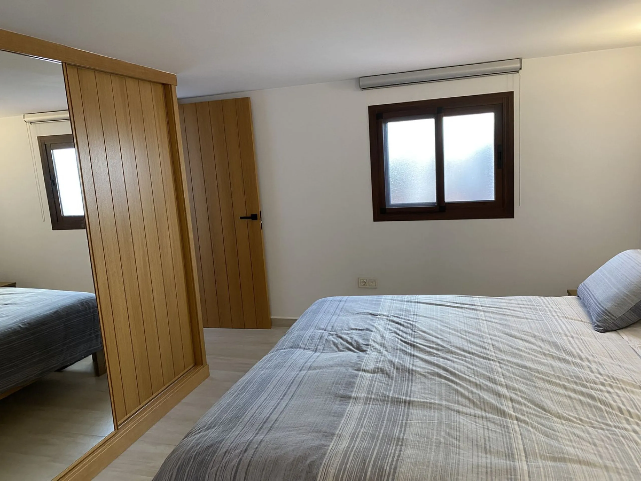 RARE OPPORTUNITY TO ACQUIRE A SUPERBLY RENOVATED TOWNHOUSE IN THE CENTRE OF THE HISTORIC WHITE WASHED VILLAGE OF MIJAS, BOASTING PANORAMIC SEA VIEWS FROM THE EXPANSIVE ROOF SOLARIUM.