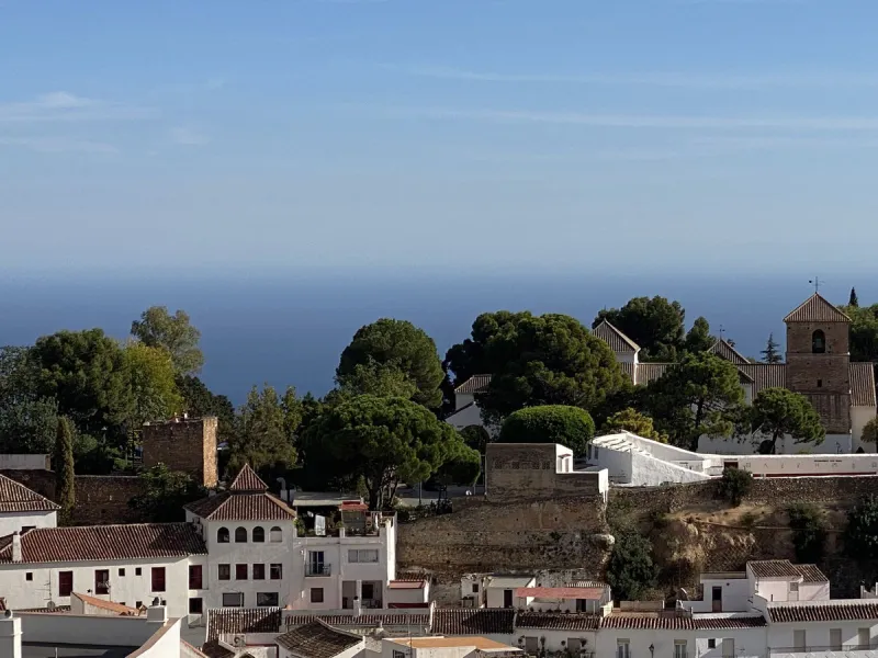 RARE OPPORTUNITY TO ACQUIRE A SUPERBLY RENOVATED TOWNHOUSE IN THE CENTRE OF THE HISTORIC WHITE WASHED VILLAGE OF MIJAS, BOASTING PANORAMIC SEA VIEWS FROM THE EXPANSIVE ROOF SOLARIUM.