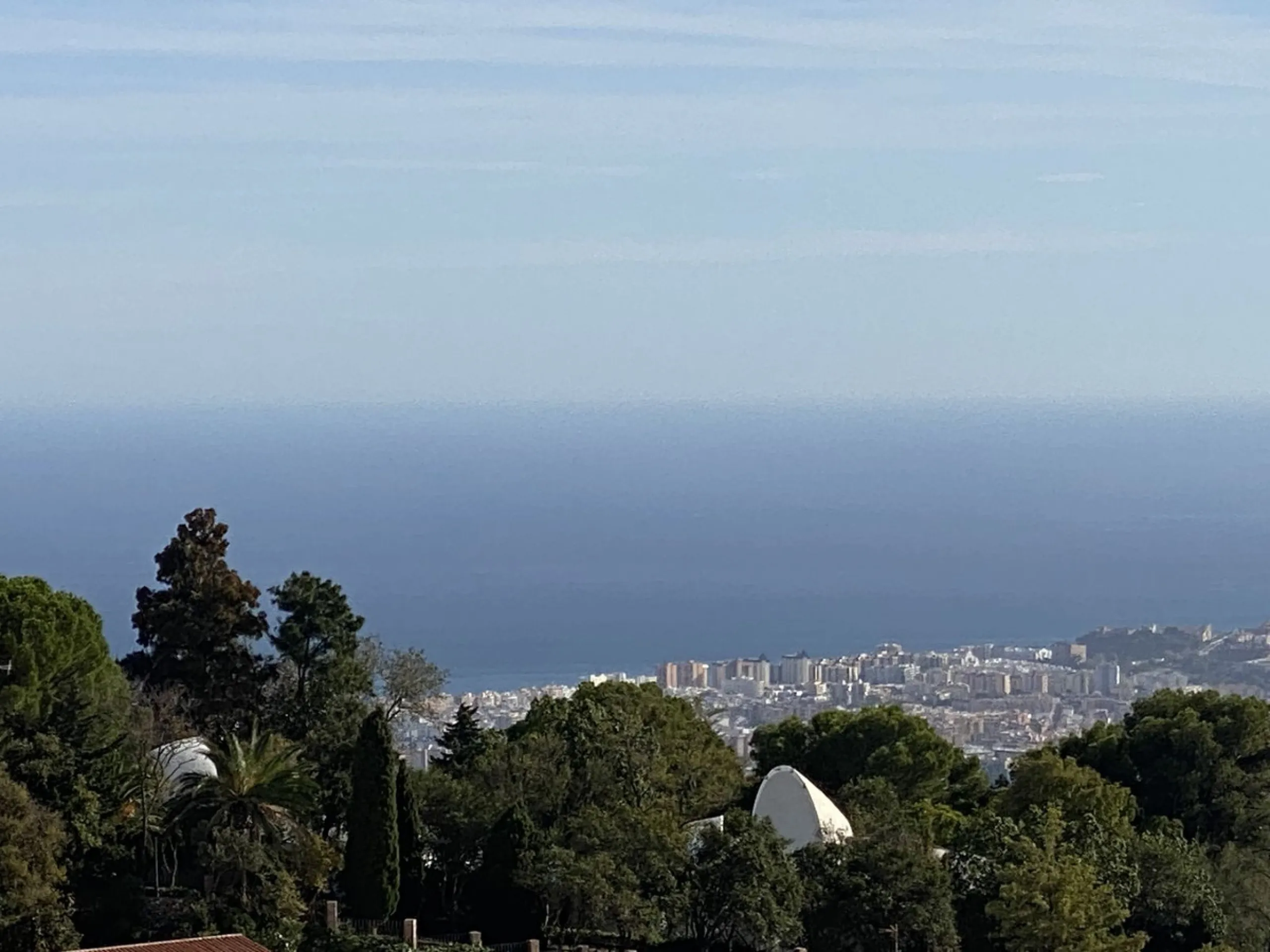 RARE OPPORTUNITY TO ACQUIRE A SUPERBLY RENOVATED TOWNHOUSE IN THE CENTRE OF THE HISTORIC WHITE WASHED VILLAGE OF MIJAS, BOASTING PANORAMIC SEA VIEWS FROM THE EXPANSIVE ROOF SOLARIUM.