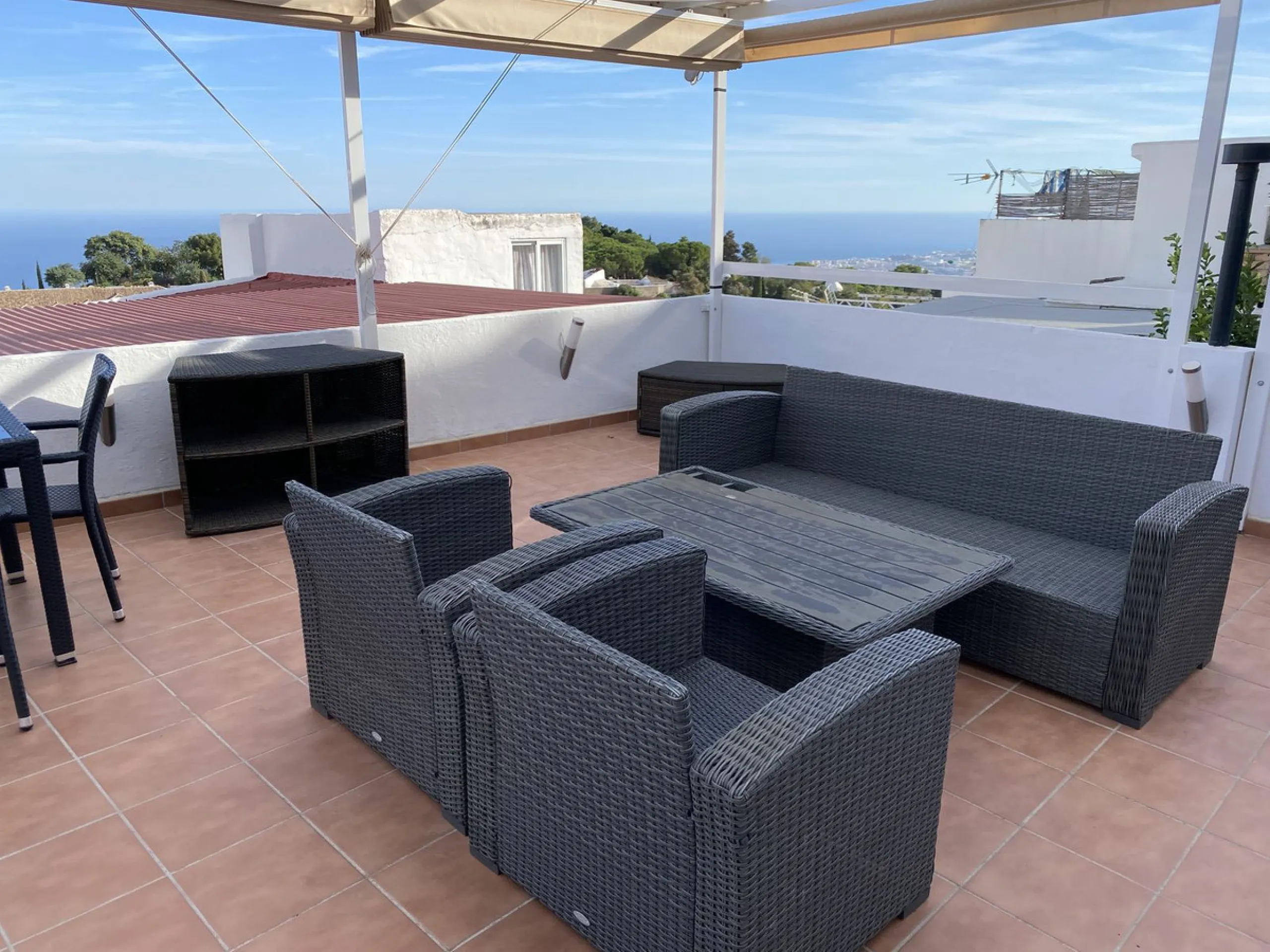 RARE OPPORTUNITY TO ACQUIRE A SUPERBLY RENOVATED TOWNHOUSE IN THE CENTRE OF THE HISTORIC WHITE WASHED VILLAGE OF MIJAS, BOASTING PANORAMIC SEA VIEWS FROM THE EXPANSIVE ROOF SOLARIUM.
