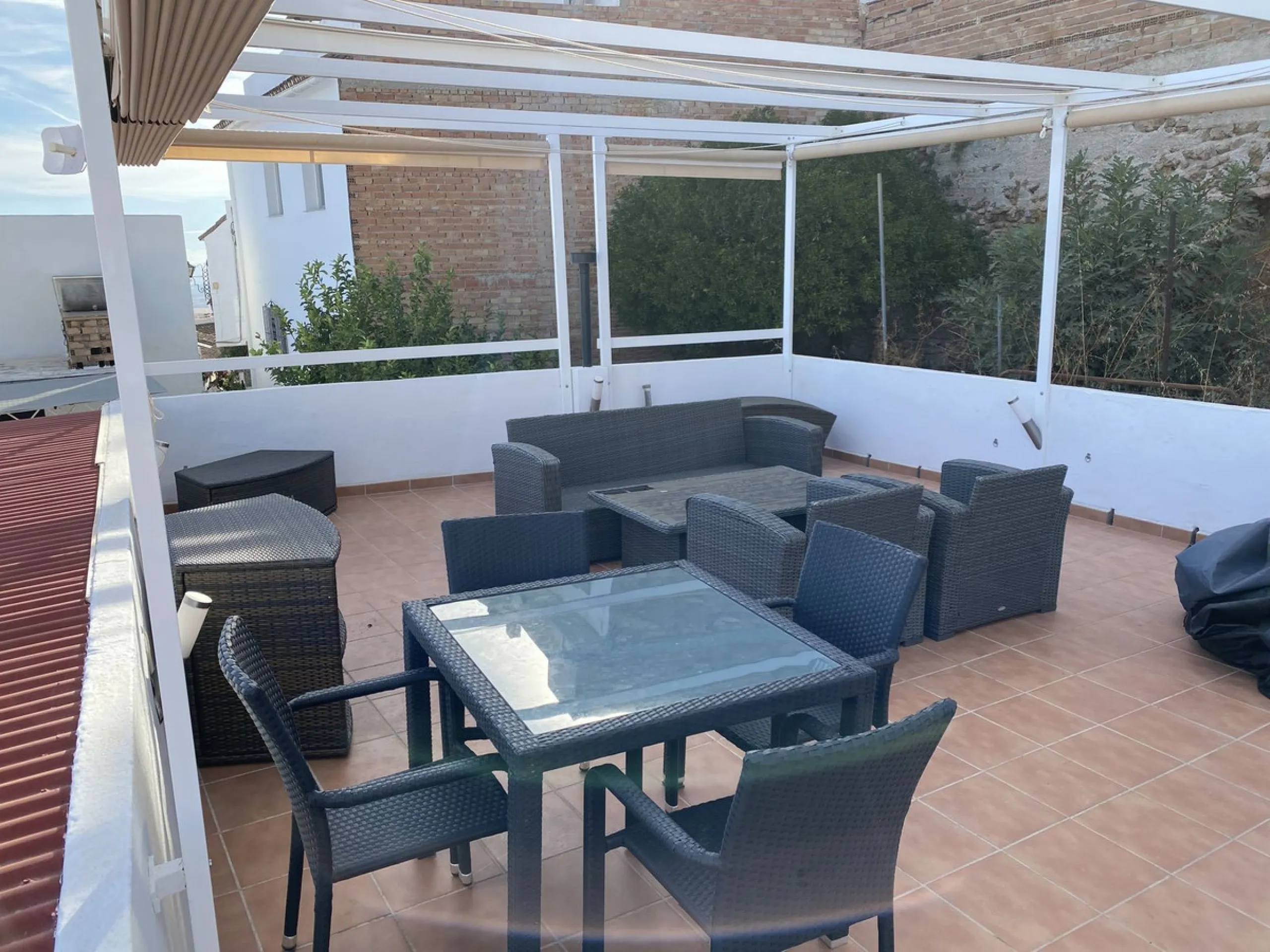 RARE OPPORTUNITY TO ACQUIRE A SUPERBLY RENOVATED TOWNHOUSE IN THE CENTRE OF THE HISTORIC WHITE WASHED VILLAGE OF MIJAS, BOASTING PANORAMIC SEA VIEWS FROM THE EXPANSIVE ROOF SOLARIUM.