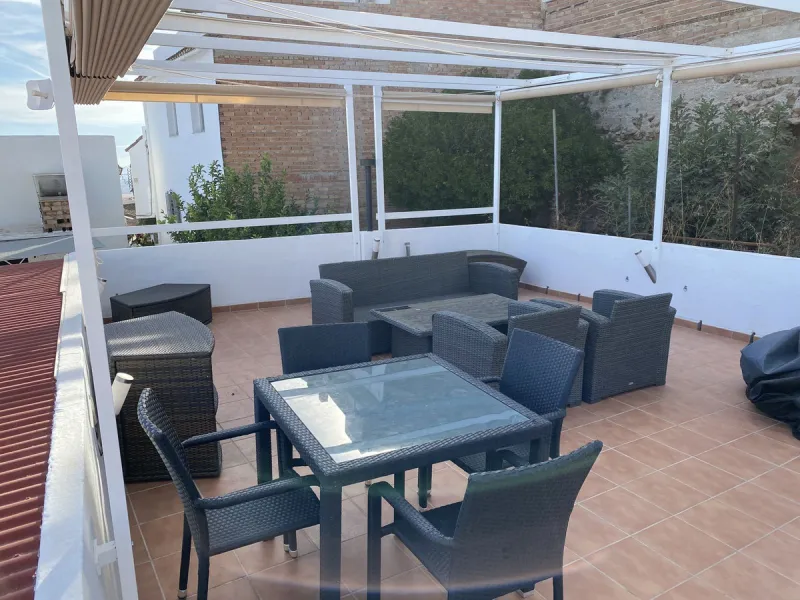 RARE OPPORTUNITY TO ACQUIRE A SUPERBLY RENOVATED TOWNHOUSE IN THE CENTRE OF THE HISTORIC WHITE WASHED VILLAGE OF MIJAS, BOASTING PANORAMIC SEA VIEWS FROM THE EXPANSIVE ROOF SOLARIUM.