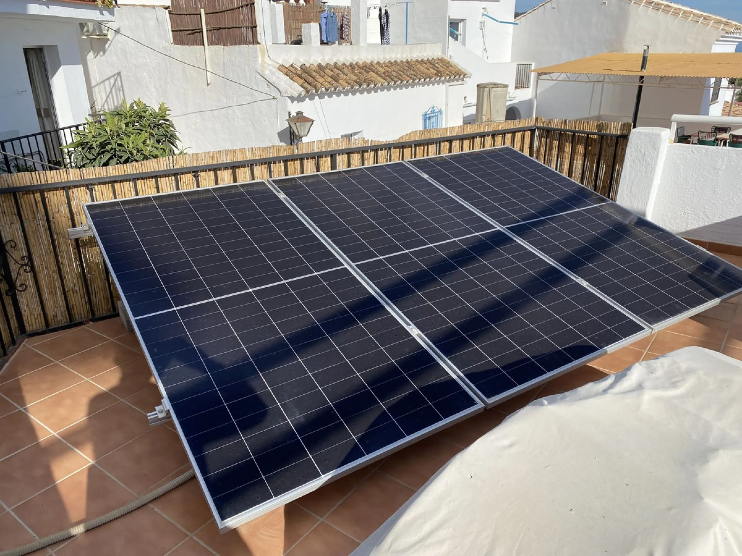 RARE OPPORTUNITY TO ACQUIRE A SUPERBLY RENOVATED TOWNHOUSE IN THE CENTRE OF THE HISTORIC WHITE WASHED VILLAGE OF MIJAS, BOASTING PANORAMIC SEA VIEWS FROM THE EXPANSIVE ROOF SOLARIUM.