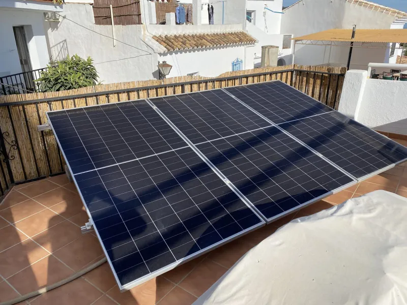 RARE OPPORTUNITY TO ACQUIRE A SUPERBLY RENOVATED TOWNHOUSE IN THE CENTRE OF THE HISTORIC WHITE WASHED VILLAGE OF MIJAS, BOASTING PANORAMIC SEA VIEWS FROM THE EXPANSIVE ROOF SOLARIUM.