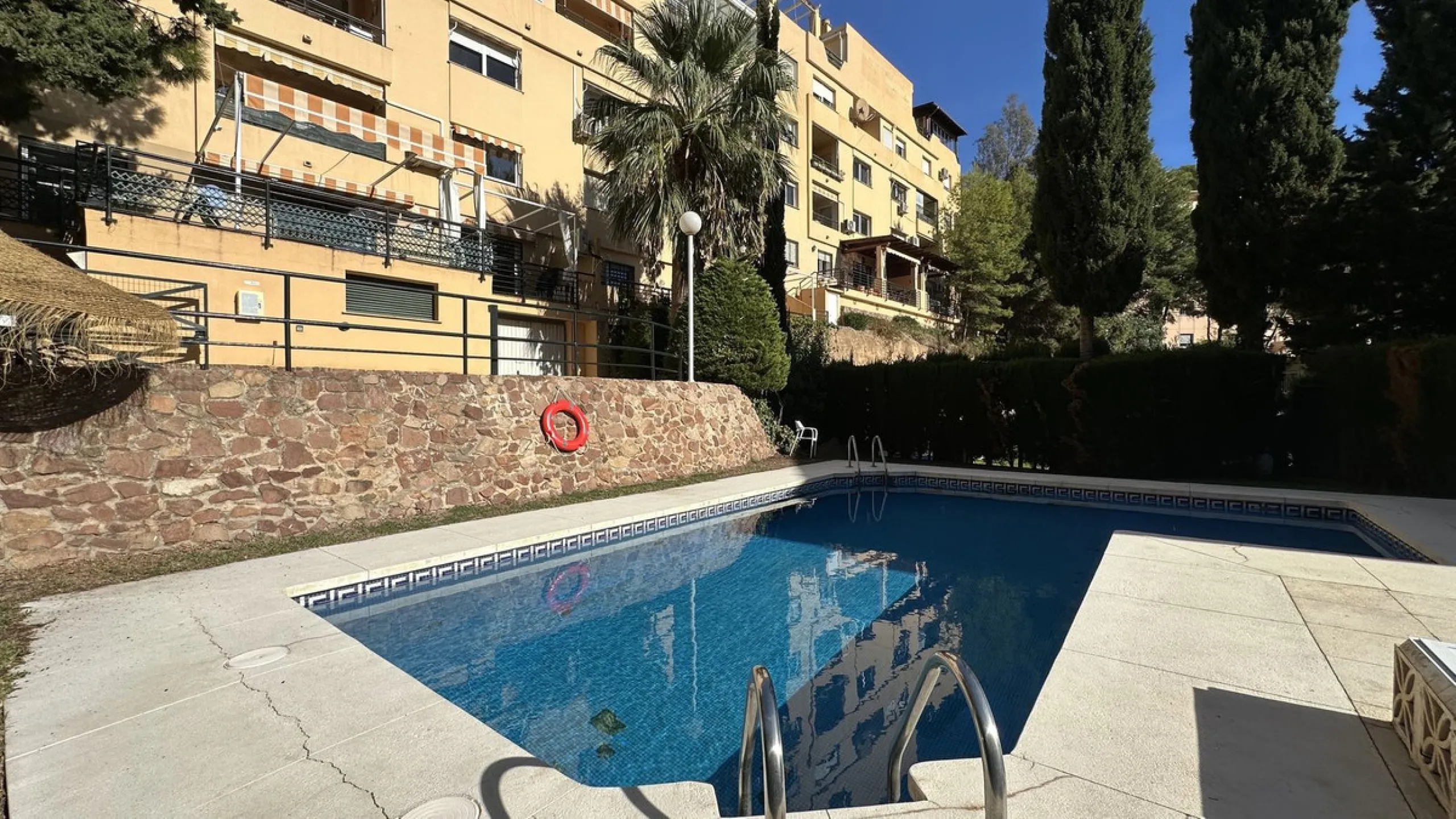 Bright and cheerful all year round, this apartment is located in the upper part of Cerrado de Calderón, one of the quietest and best-connected residential areas of Málaga. Its south orientation allows you to enjoy the sun in winter and, thanks to the wood