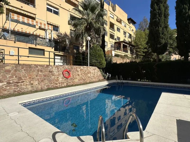Bright and cheerful all year round, this apartment is located in the upper part of Cerrado de Calderón, one of the quietest and best-connected residential areas of Málaga. Its south orientation allows you to enjoy the sun in winter and, thanks to the wood