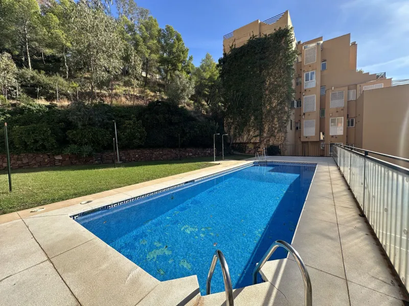 Bright and cheerful all year round, this apartment is located in the upper part of Cerrado de Calderón, one of the quietest and best-connected residential areas of Málaga. Its south orientation allows you to enjoy the sun in winter and, thanks to the wood