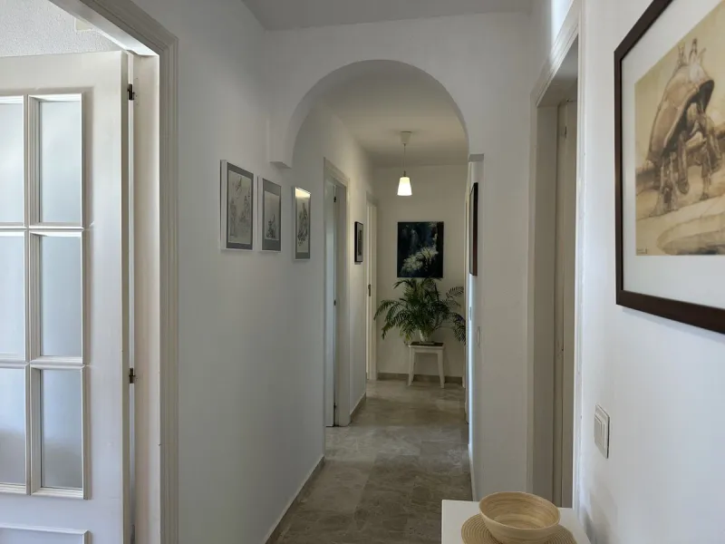 Bright and cheerful all year round, this apartment is located in the upper part of Cerrado de Calderón, one of the quietest and best-connected residential areas of Málaga. Its south orientation allows you to enjoy the sun in winter and, thanks to the wood
