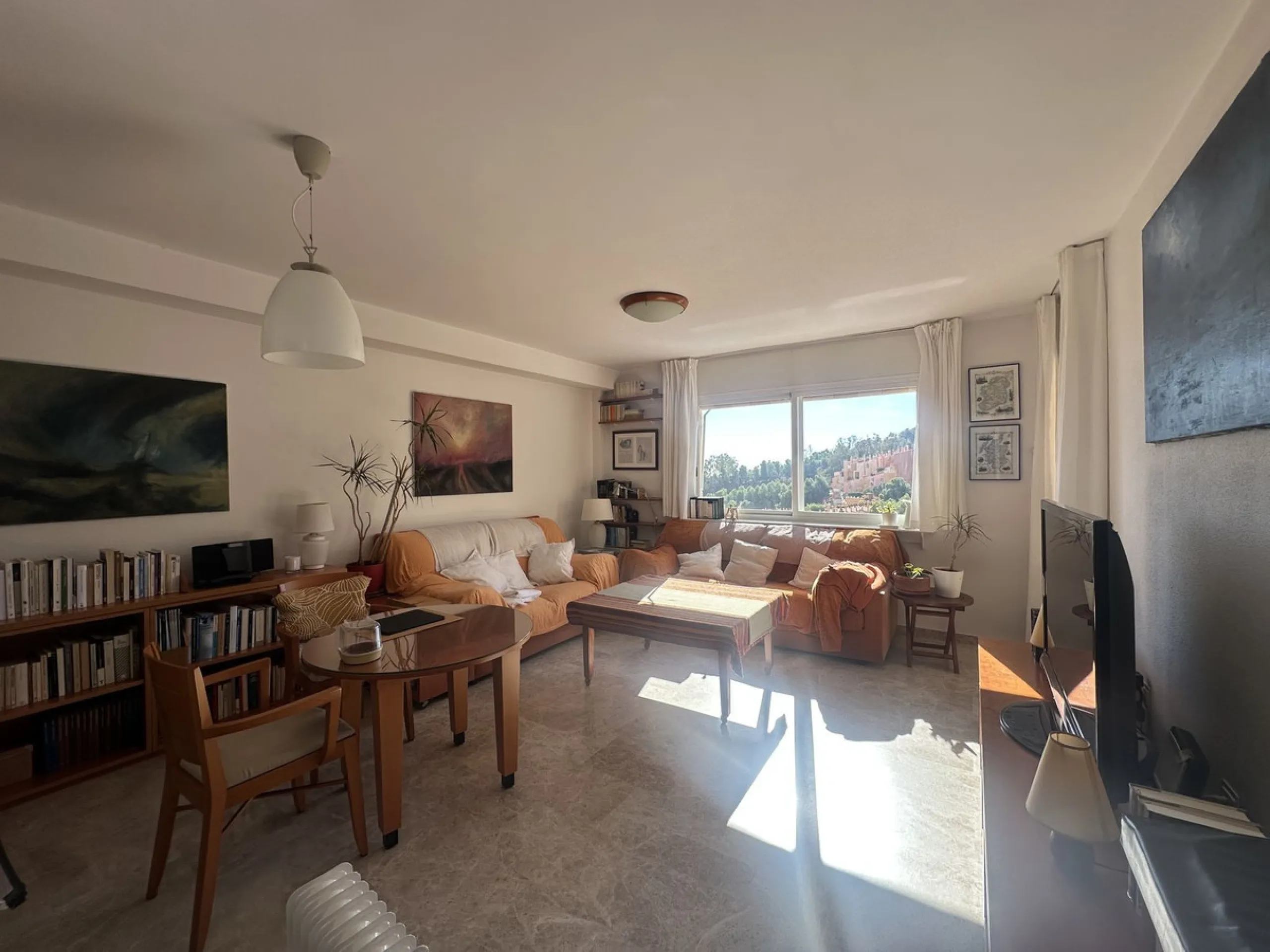 Bright and cheerful all year round, this apartment is located in the upper part of Cerrado de Calderón, one of the quietest and best-connected residential areas of Málaga. Its south orientation allows you to enjoy the sun in winter and, thanks to the wood