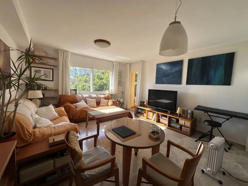 Bright and cheerful all year round, this apartment is located in the upper part of Cerrado de Calderón, one of the quietest and best-connected residential areas of Málaga. Its south orientation allows you to enjoy the sun in winter and, thanks to the wood
