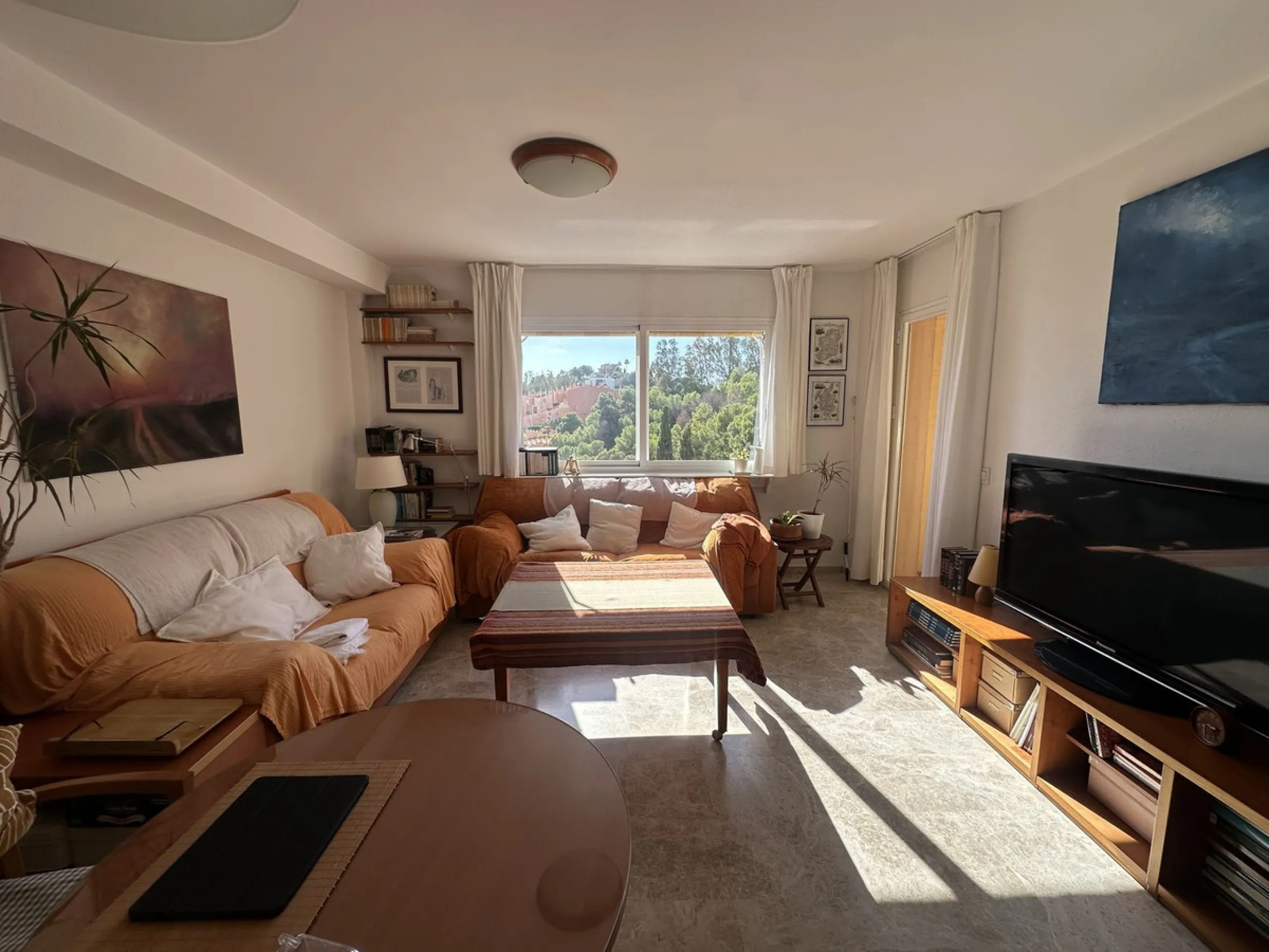Bright and cheerful all year round, this apartment is located in the upper part of Cerrado de Calderón, one of the quietest and best-connected residential areas of Málaga. Its south orientation allows you to enjoy the sun in winter and, thanks to the wood