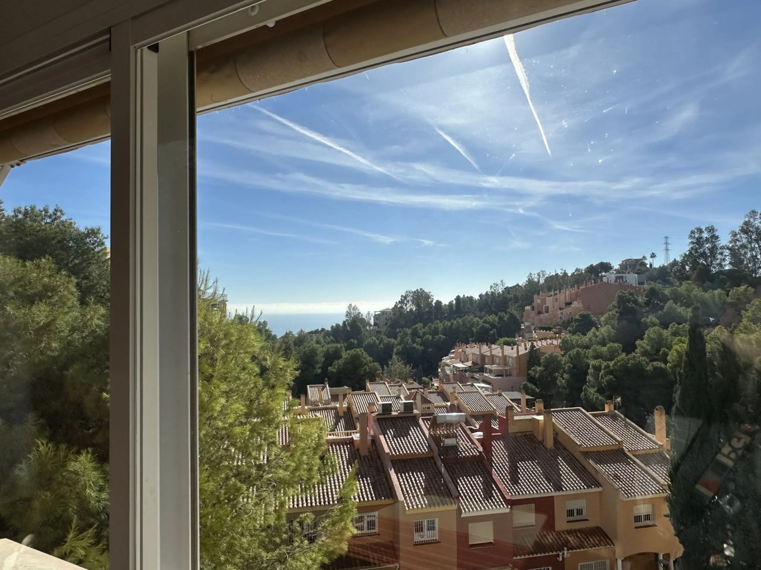 Bright and cheerful all year round, this apartment is located in the upper part of Cerrado de Calderón, one of the quietest and best-connected residential areas of Málaga. Its south orientation allows you to enjoy the sun in winter and, thanks to the wood