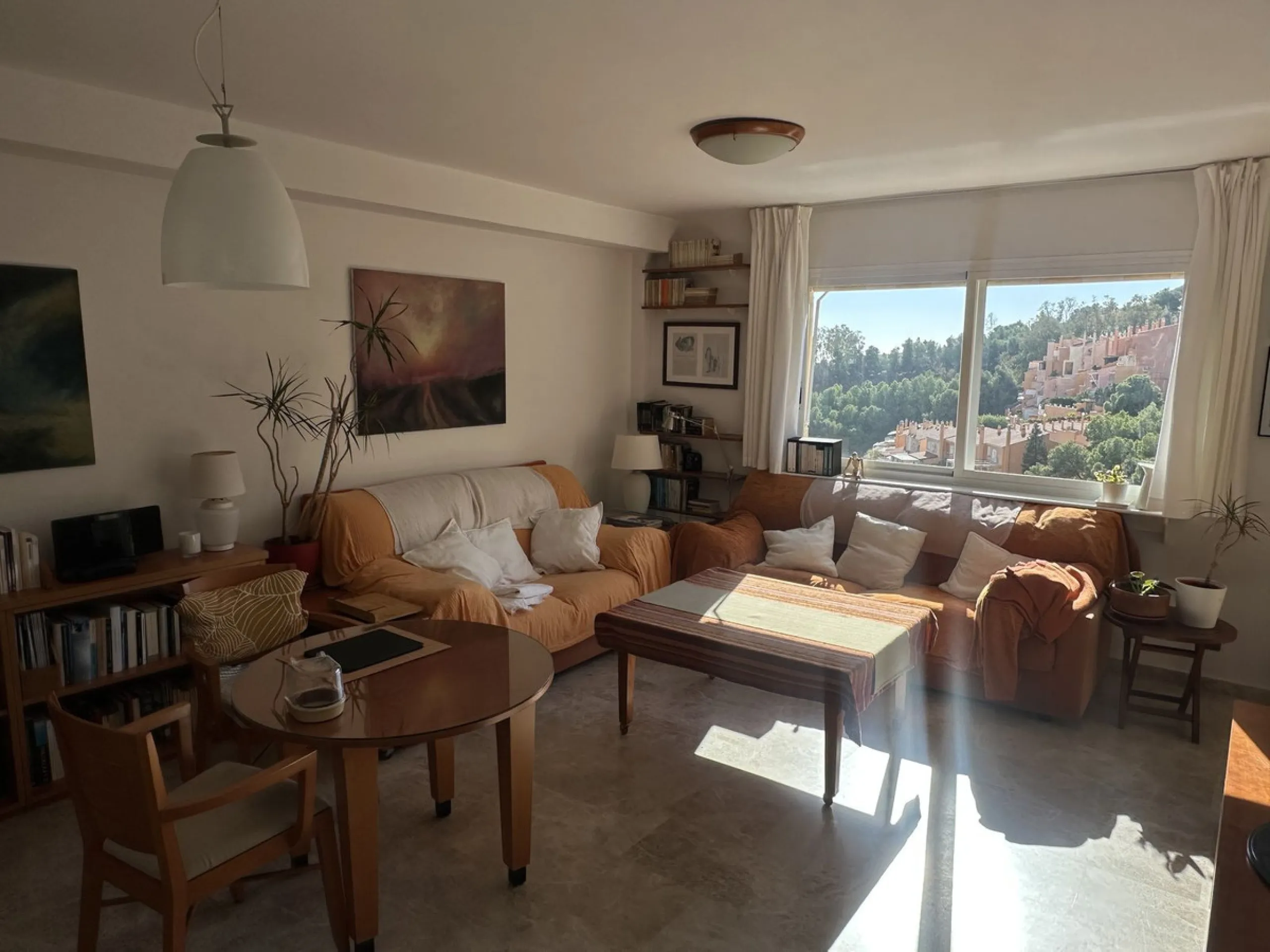 Bright and cheerful all year round, this apartment is located in the upper part of Cerrado de Calderón, one of the quietest and best-connected residential areas of Málaga. Its south orientation allows you to enjoy the sun in winter and, thanks to the wood