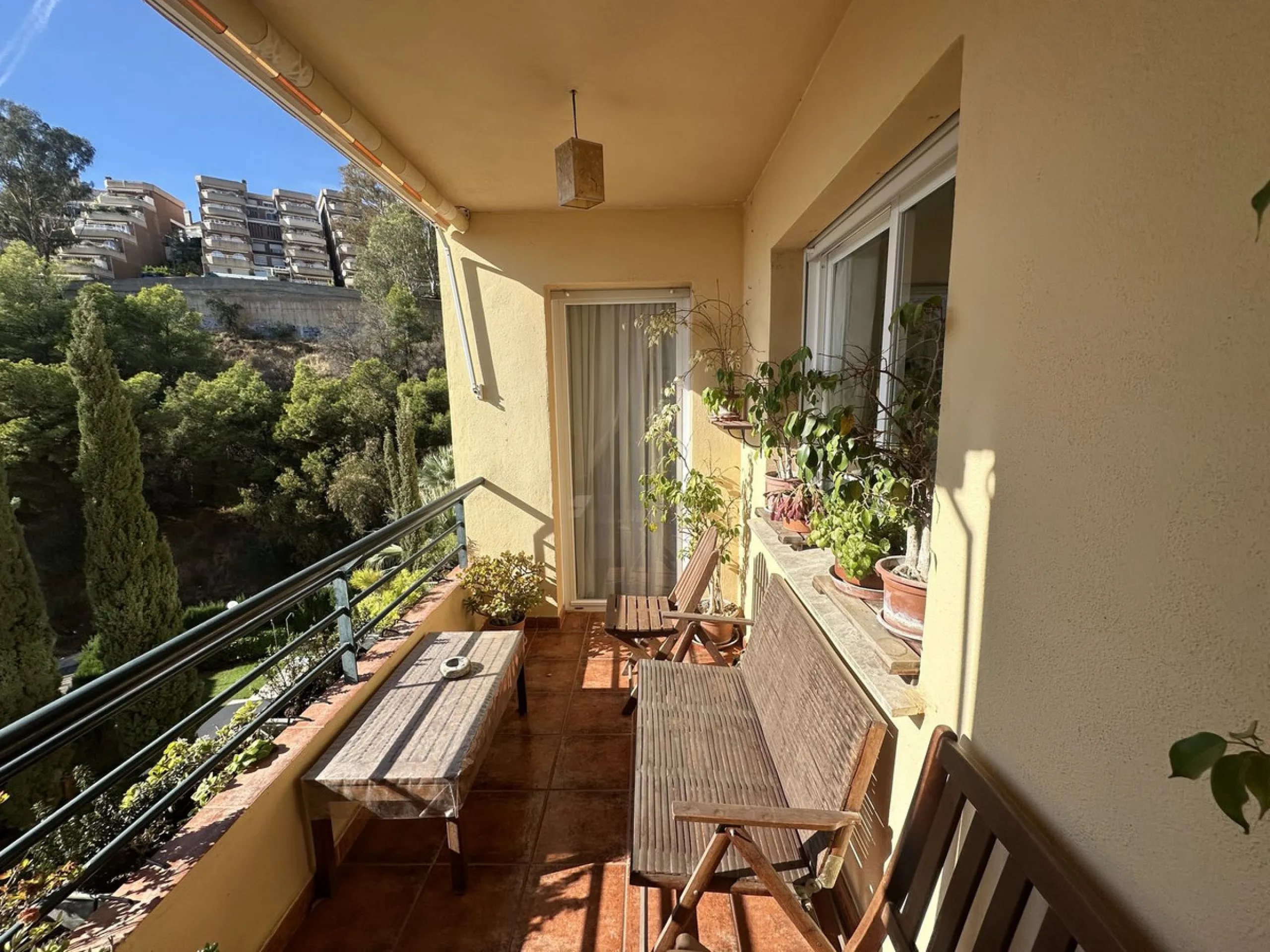 Bright and cheerful all year round, this apartment is located in the upper part of Cerrado de Calderón, one of the quietest and best-connected residential areas of Málaga. Its south orientation allows you to enjoy the sun in winter and, thanks to the wood