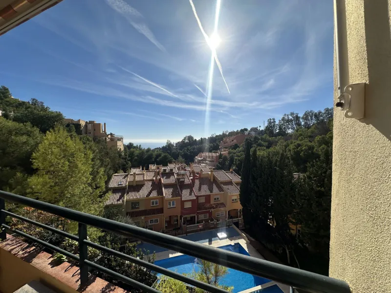 Bright and cheerful all year round, this apartment is located in the upper part of Cerrado de Calderón, one of the quietest and best-connected residential areas of Málaga. Its south orientation allows you to enjoy the sun in winter and, thanks to the wood