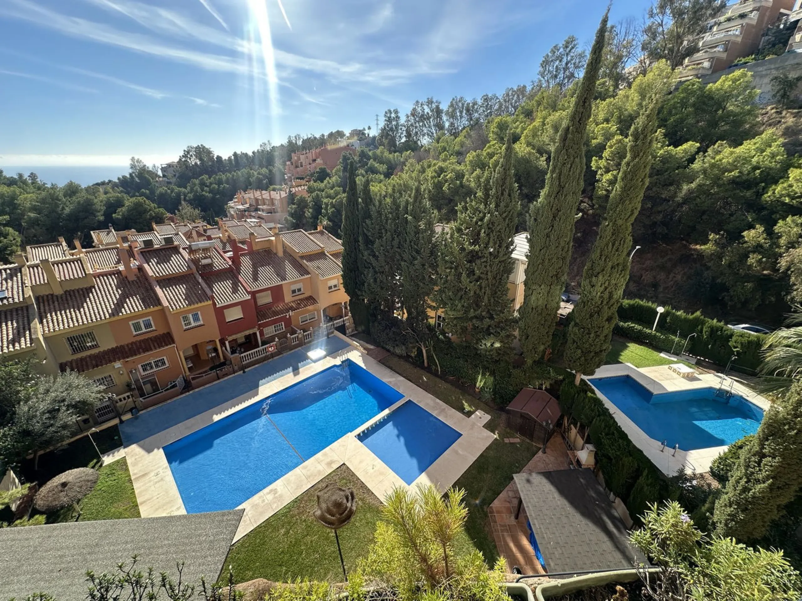 Bright and cheerful all year round, this apartment is located in the upper part of Cerrado de Calderón, one of the quietest and best-connected residential areas of Málaga. Its south orientation allows you to enjoy the sun in winter and, thanks to the wood