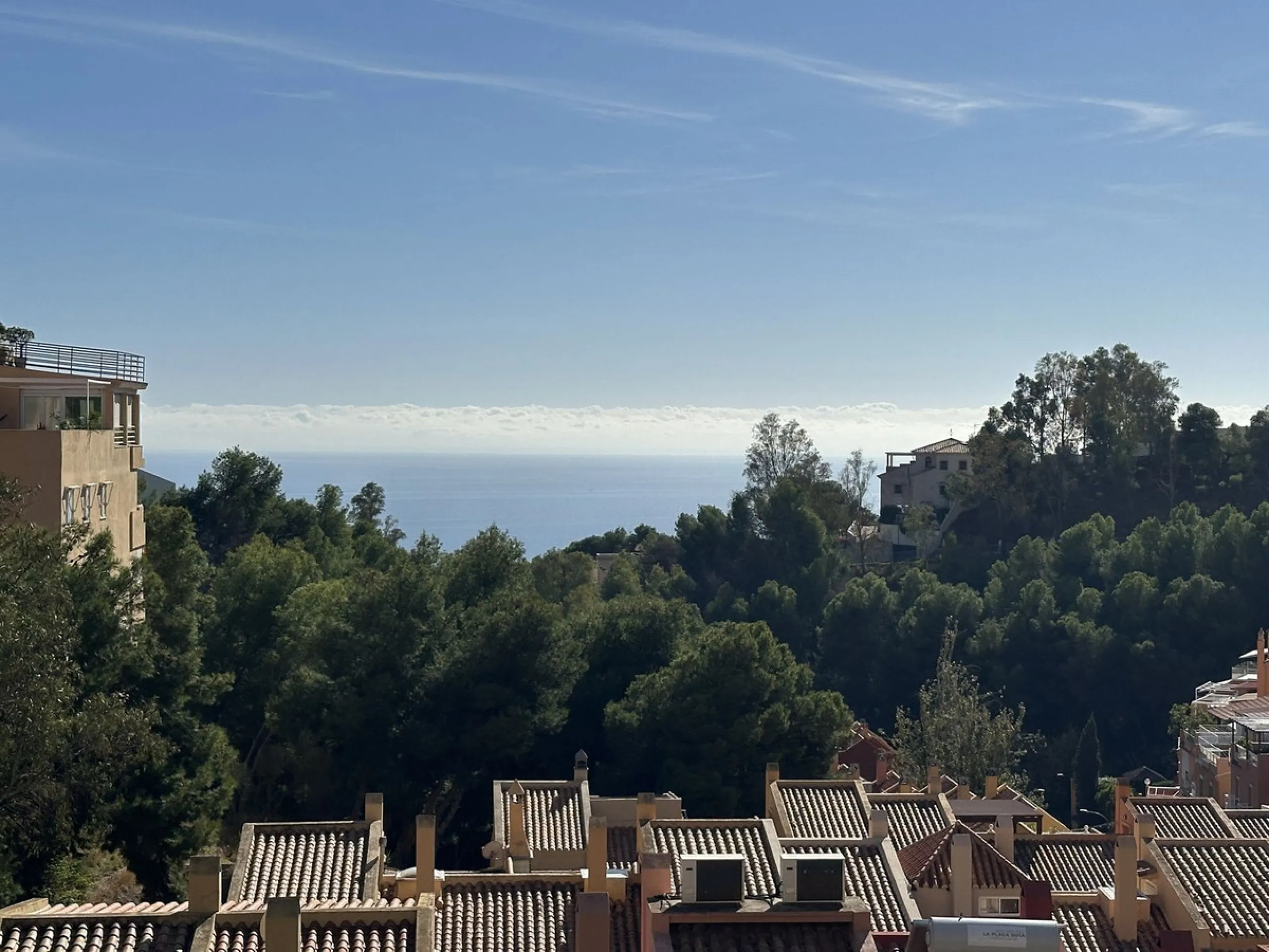 Bright and cheerful all year round, this apartment is located in the upper part of Cerrado de Calderón, one of the quietest and best-connected residential areas of Málaga. Its south orientation allows you to enjoy the sun in winter and, thanks to the wood