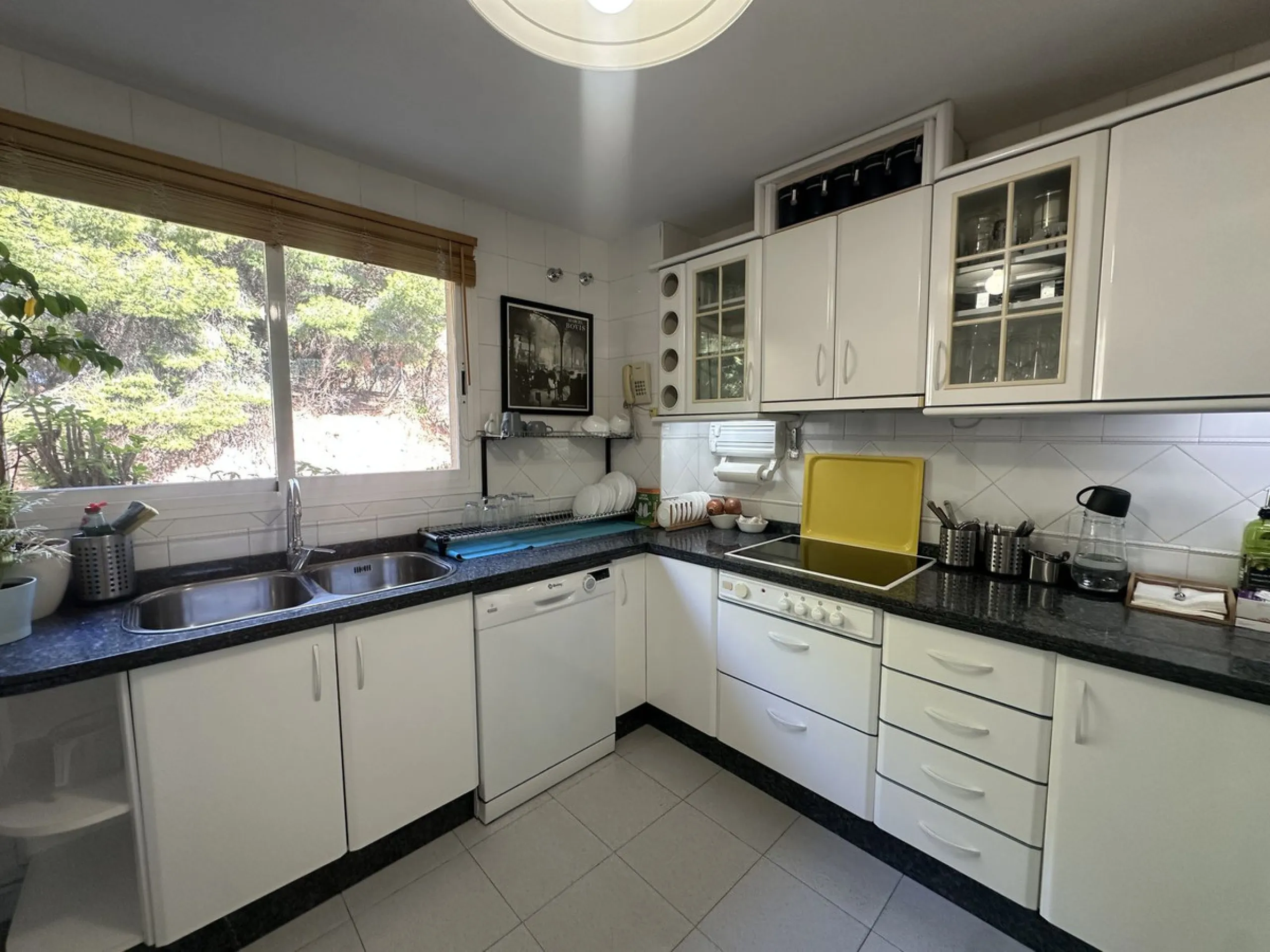 Bright and cheerful all year round, this apartment is located in the upper part of Cerrado de Calderón, one of the quietest and best-connected residential areas of Málaga. Its south orientation allows you to enjoy the sun in winter and, thanks to the wood