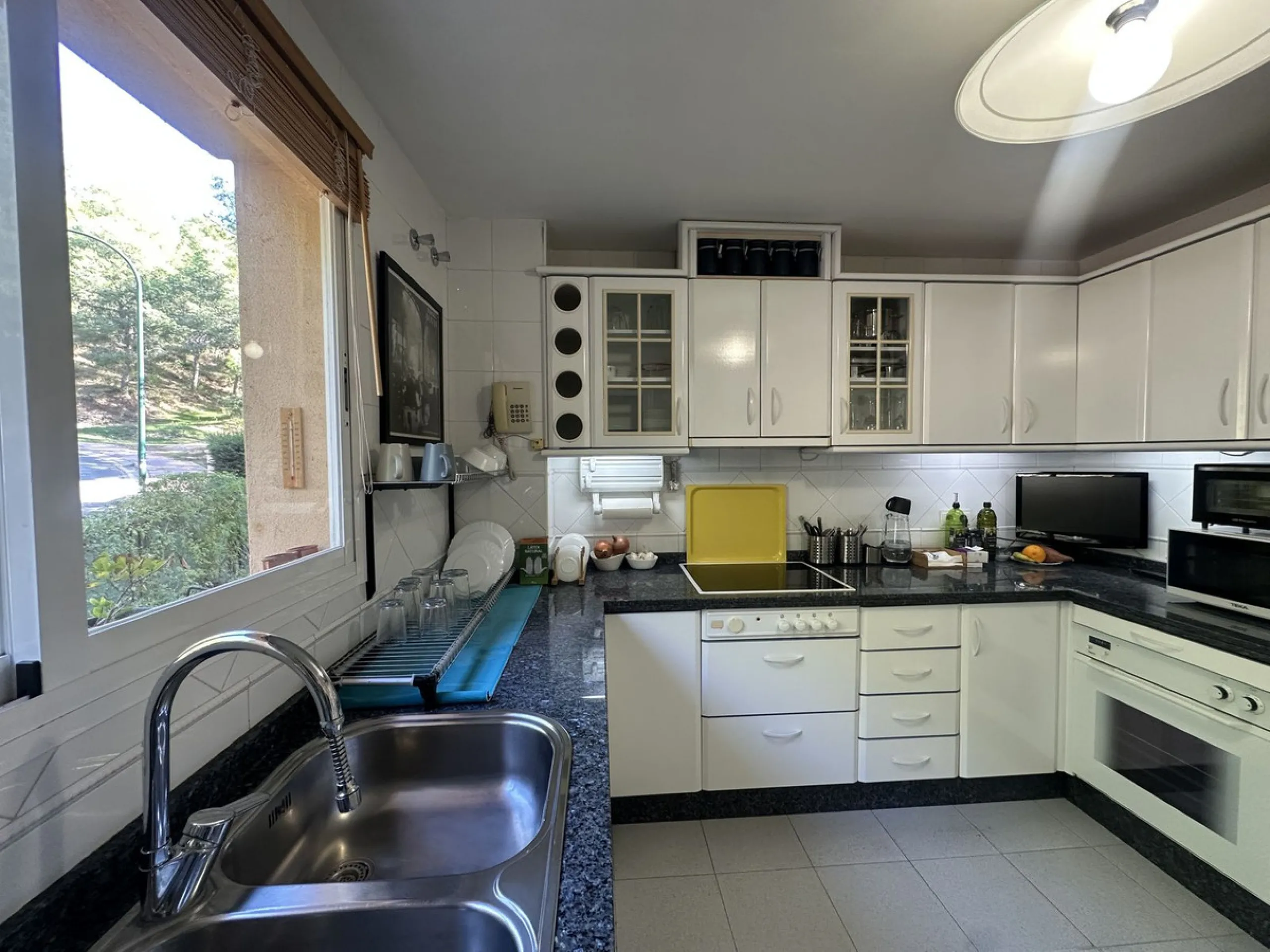 Bright and cheerful all year round, this apartment is located in the upper part of Cerrado de Calderón, one of the quietest and best-connected residential areas of Málaga. Its south orientation allows you to enjoy the sun in winter and, thanks to the wood