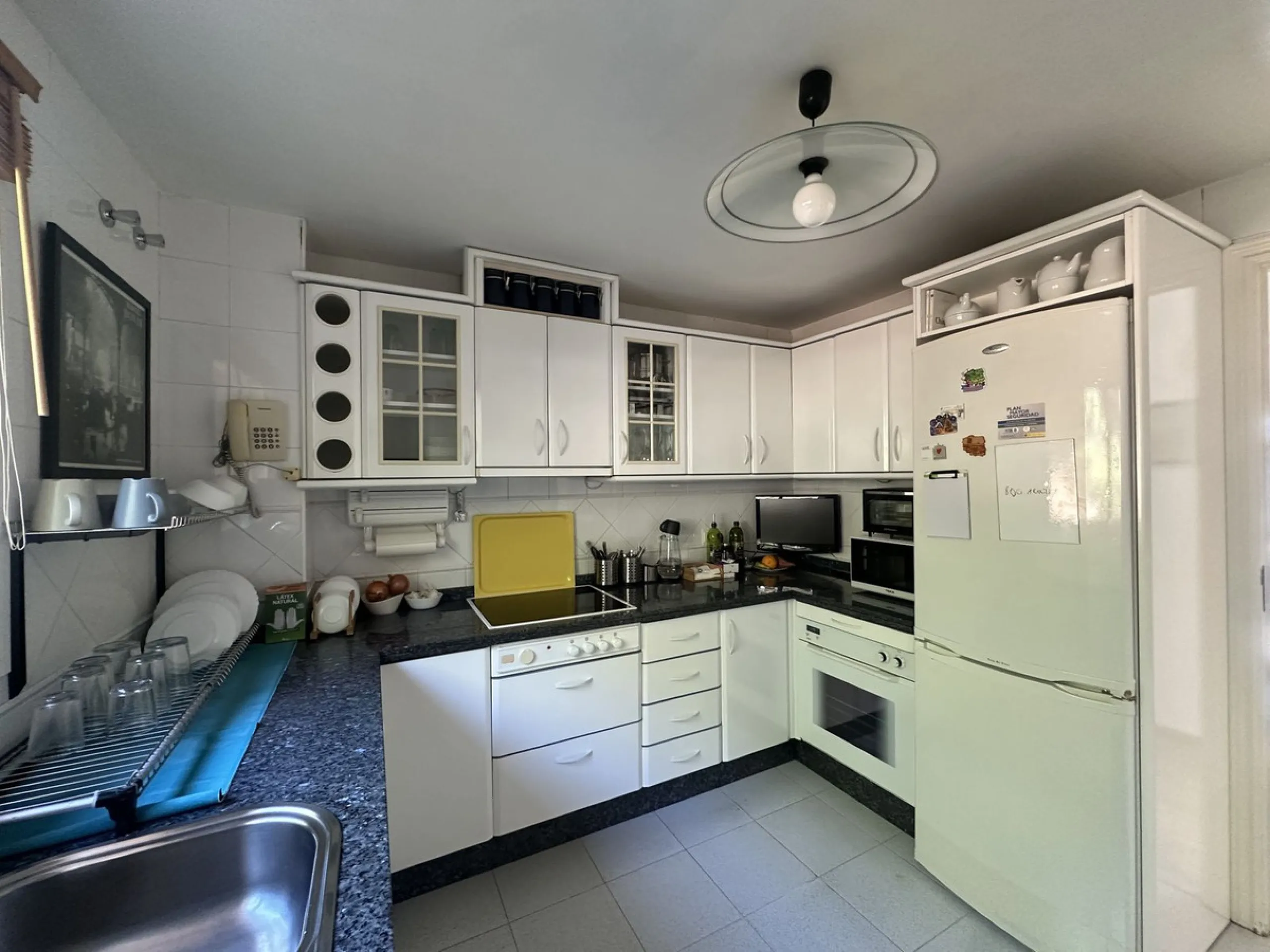 Bright and cheerful all year round, this apartment is located in the upper part of Cerrado de Calderón, one of the quietest and best-connected residential areas of Málaga. Its south orientation allows you to enjoy the sun in winter and, thanks to the wood