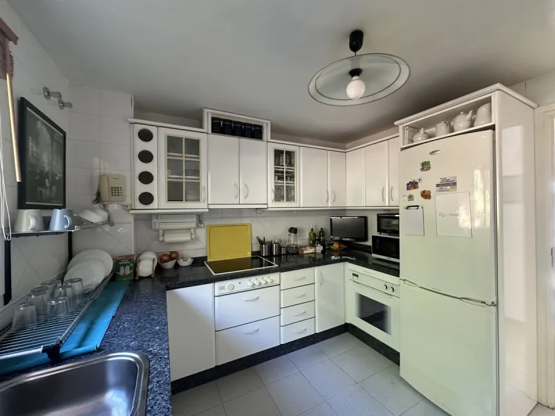 Bright and cheerful all year round, this apartment is located in the upper part of Cerrado de Calderón, one of the quietest and best-connected residential areas of Málaga. Its south orientation allows you to enjoy the sun in winter and, thanks to the wood