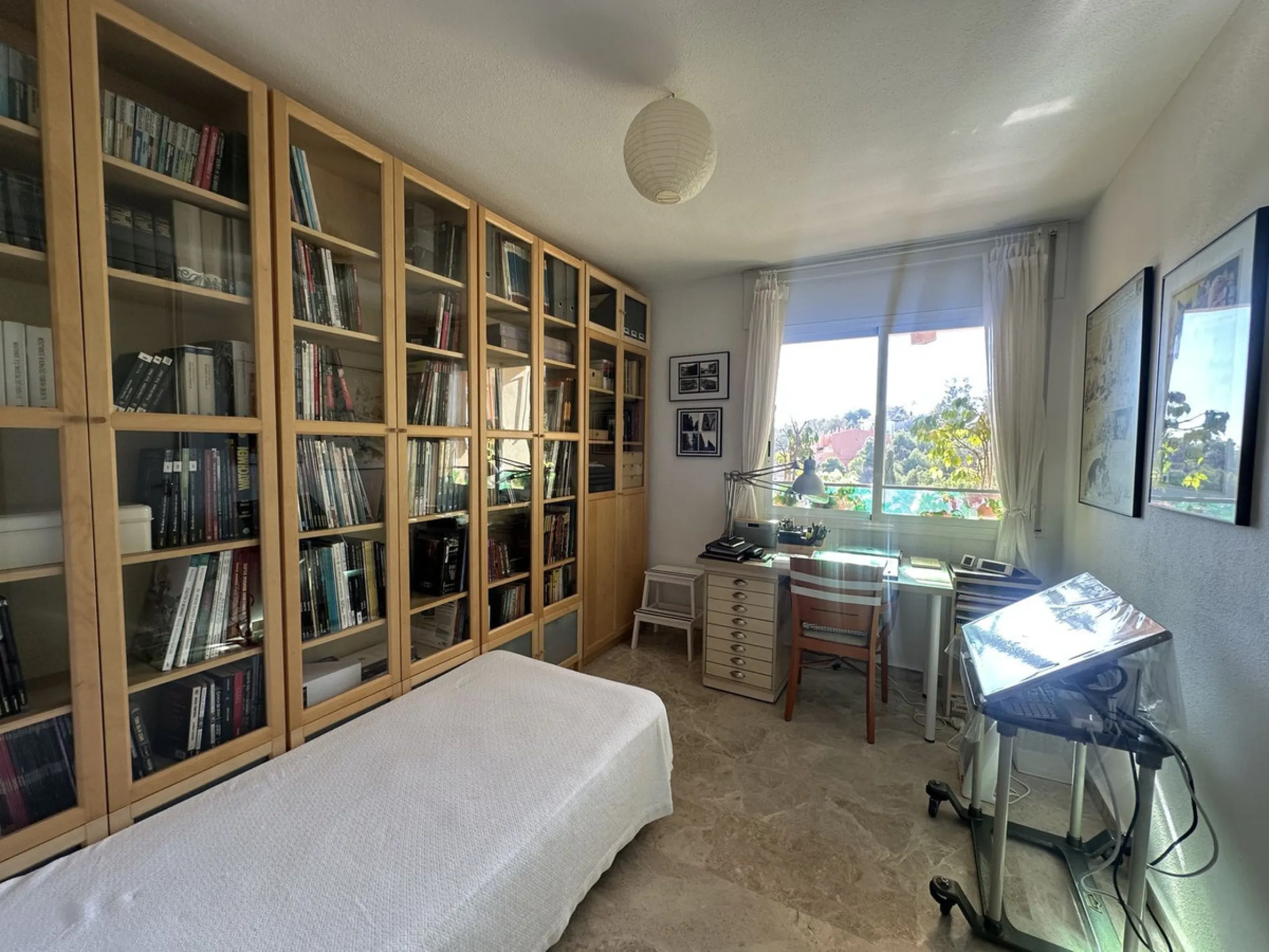 Bright and cheerful all year round, this apartment is located in the upper part of Cerrado de Calderón, one of the quietest and best-connected residential areas of Málaga. Its south orientation allows you to enjoy the sun in winter and, thanks to the wood