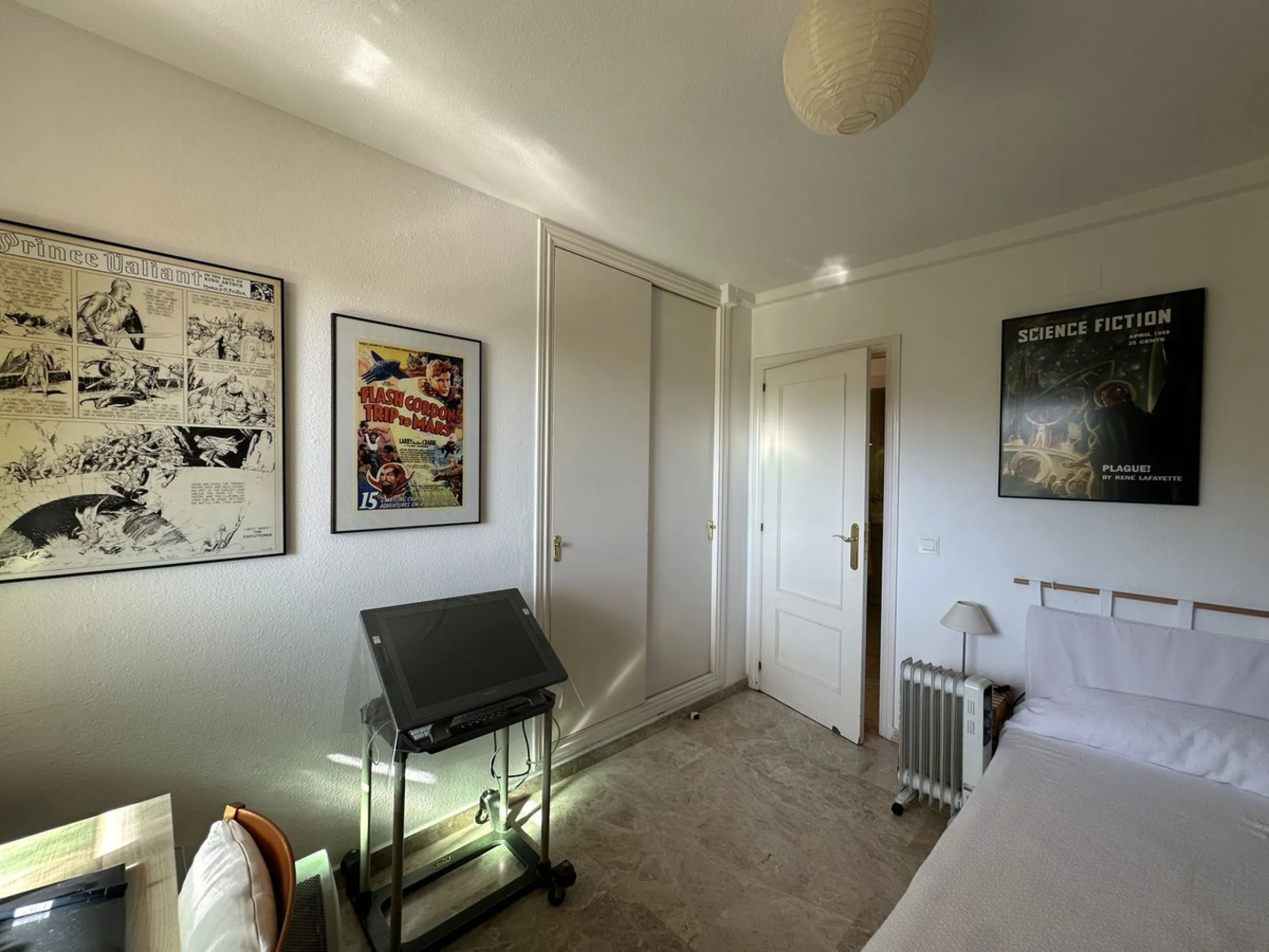 Bright and cheerful all year round, this apartment is located in the upper part of Cerrado de Calderón, one of the quietest and best-connected residential areas of Málaga. Its south orientation allows you to enjoy the sun in winter and, thanks to the wood