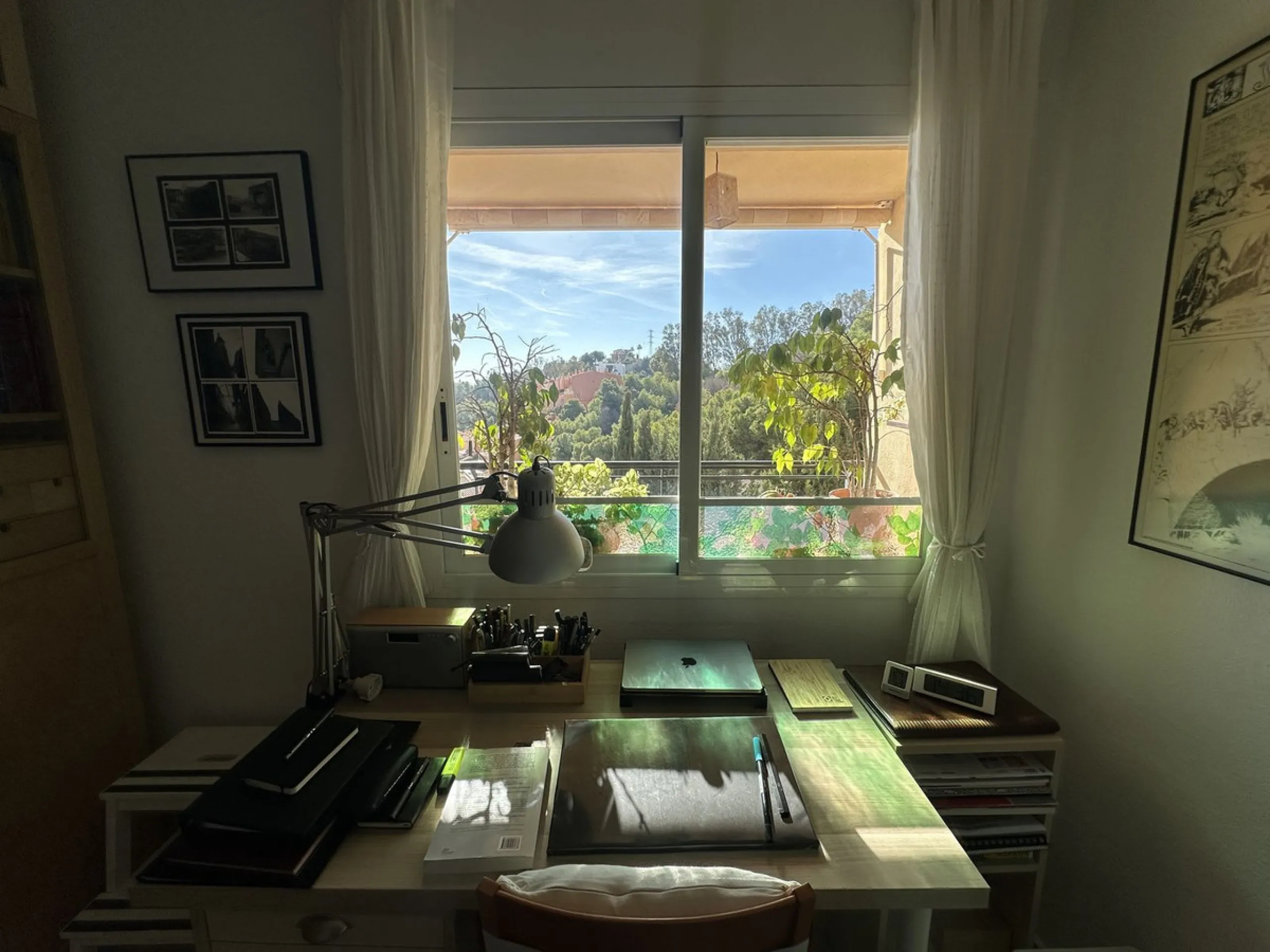 Bright and cheerful all year round, this apartment is located in the upper part of Cerrado de Calderón, one of the quietest and best-connected residential areas of Málaga. Its south orientation allows you to enjoy the sun in winter and, thanks to the wood