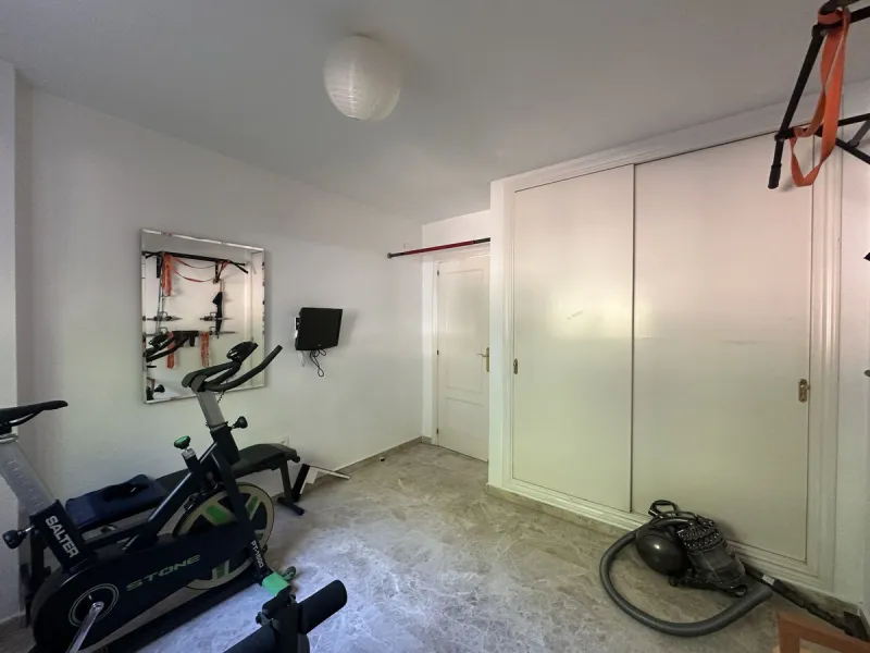 Bright and cheerful all year round, this apartment is located in the upper part of Cerrado de Calderón, one of the quietest and best-connected residential areas of Málaga. Its south orientation allows you to enjoy the sun in winter and, thanks to the wood