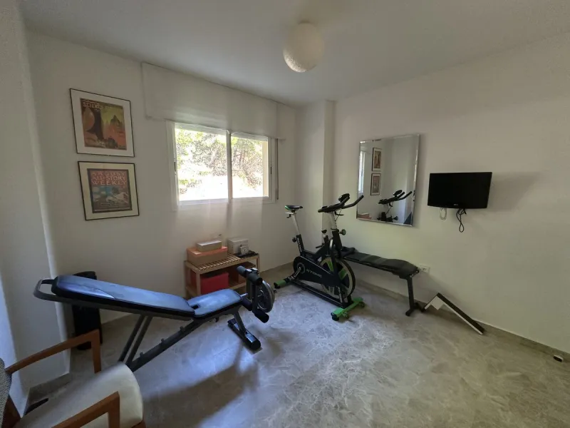 Bright and cheerful all year round, this apartment is located in the upper part of Cerrado de Calderón, one of the quietest and best-connected residential areas of Málaga. Its south orientation allows you to enjoy the sun in winter and, thanks to the wood