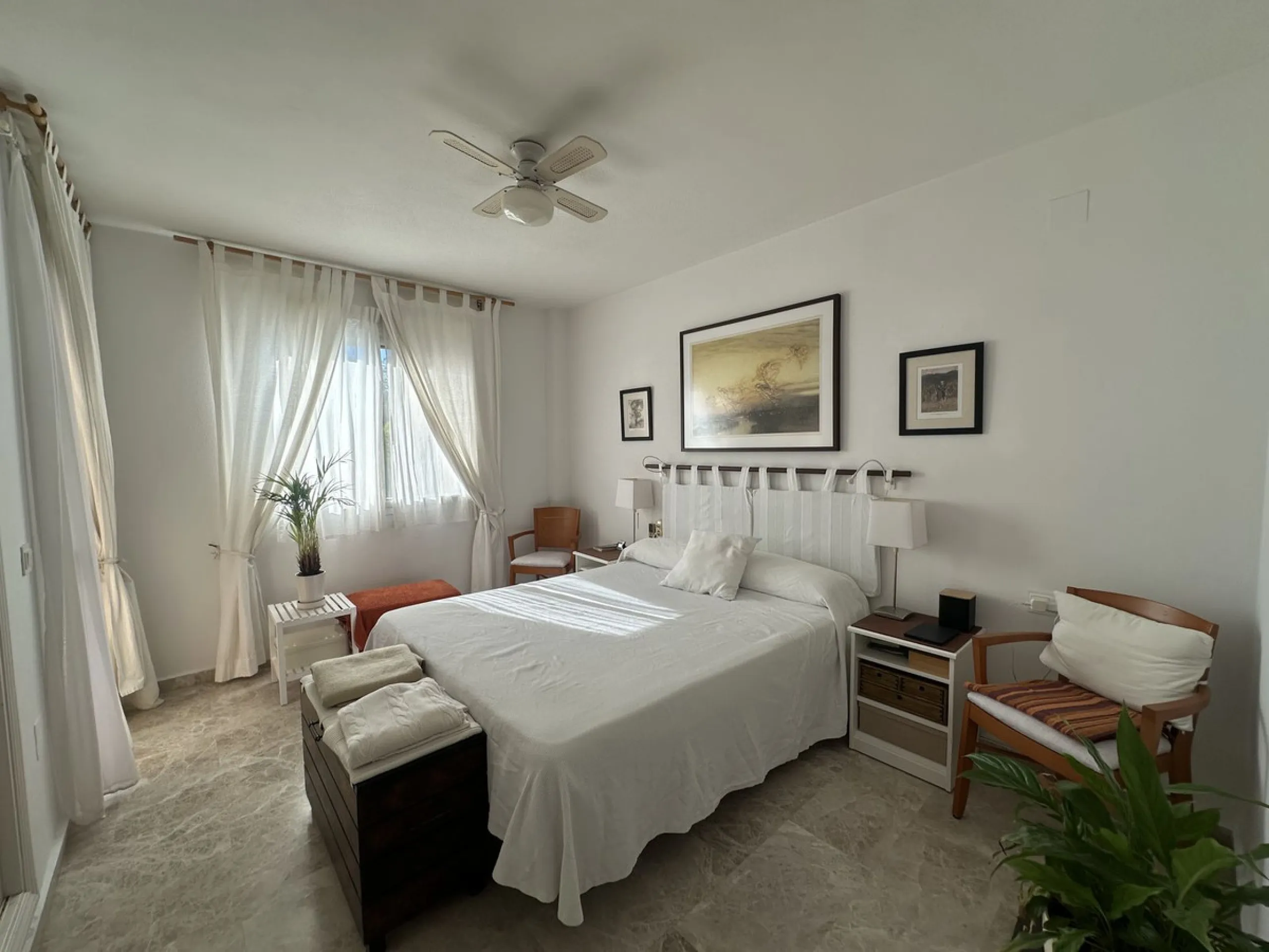 Bright and cheerful all year round, this apartment is located in the upper part of Cerrado de Calderón, one of the quietest and best-connected residential areas of Málaga. Its south orientation allows you to enjoy the sun in winter and, thanks to the wood