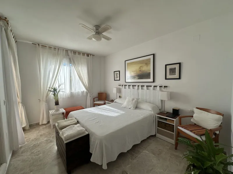 Bright and cheerful all year round, this apartment is located in the upper part of Cerrado de Calderón, one of the quietest and best-connected residential areas of Málaga. Its south orientation allows you to enjoy the sun in winter and, thanks to the wood