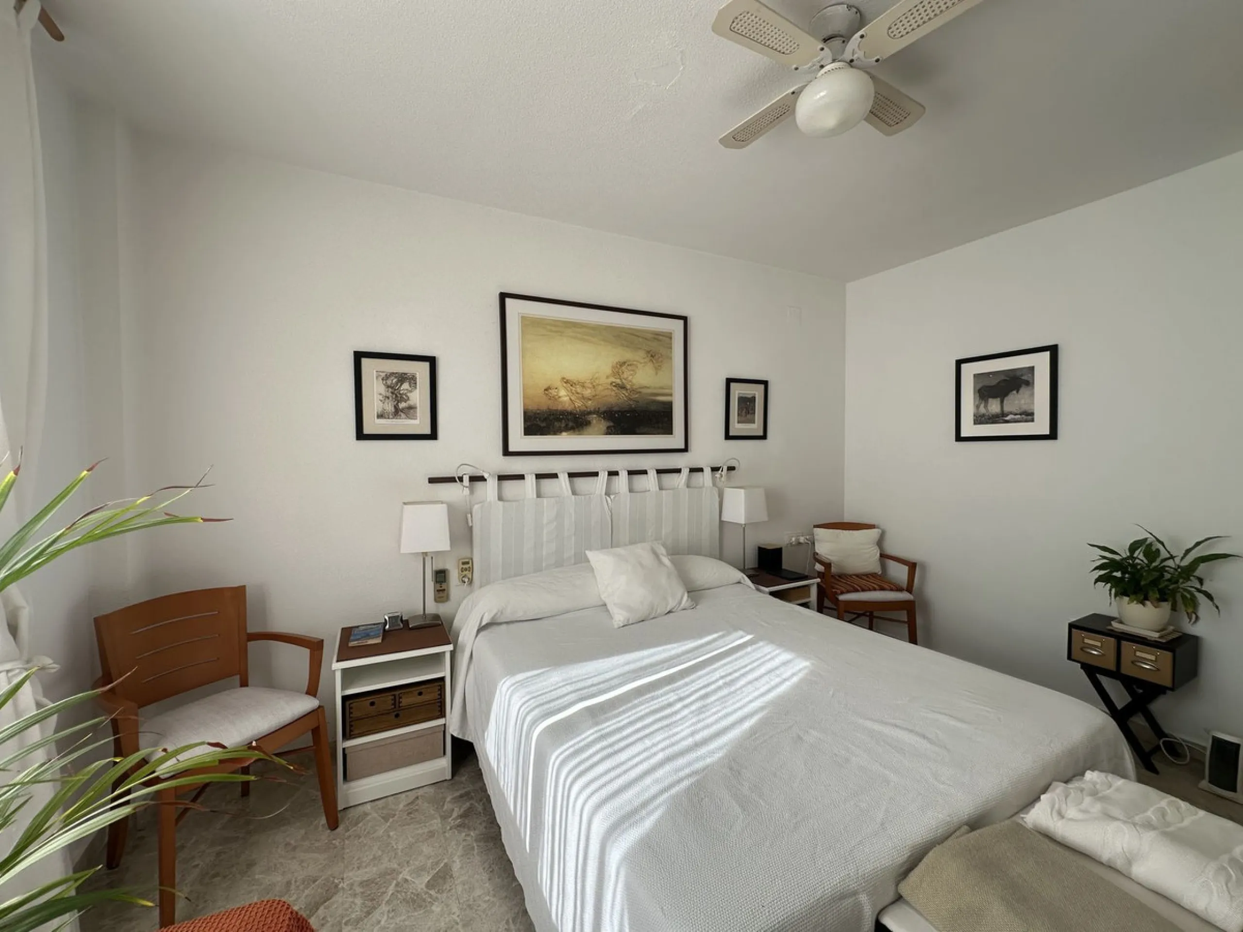 Bright and cheerful all year round, this apartment is located in the upper part of Cerrado de Calderón, one of the quietest and best-connected residential areas of Málaga. Its south orientation allows you to enjoy the sun in winter and, thanks to the wood